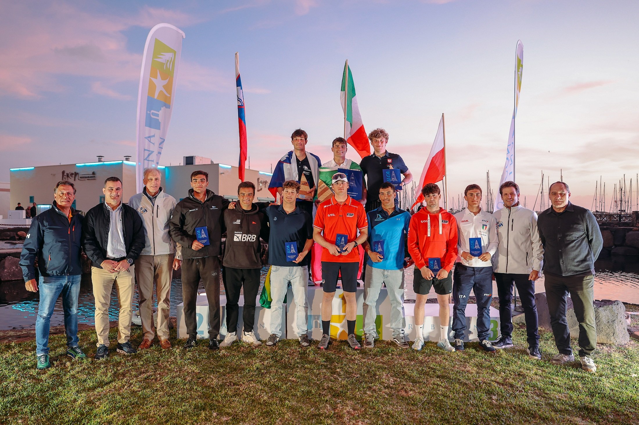 Podium masc. con autoridadesdd