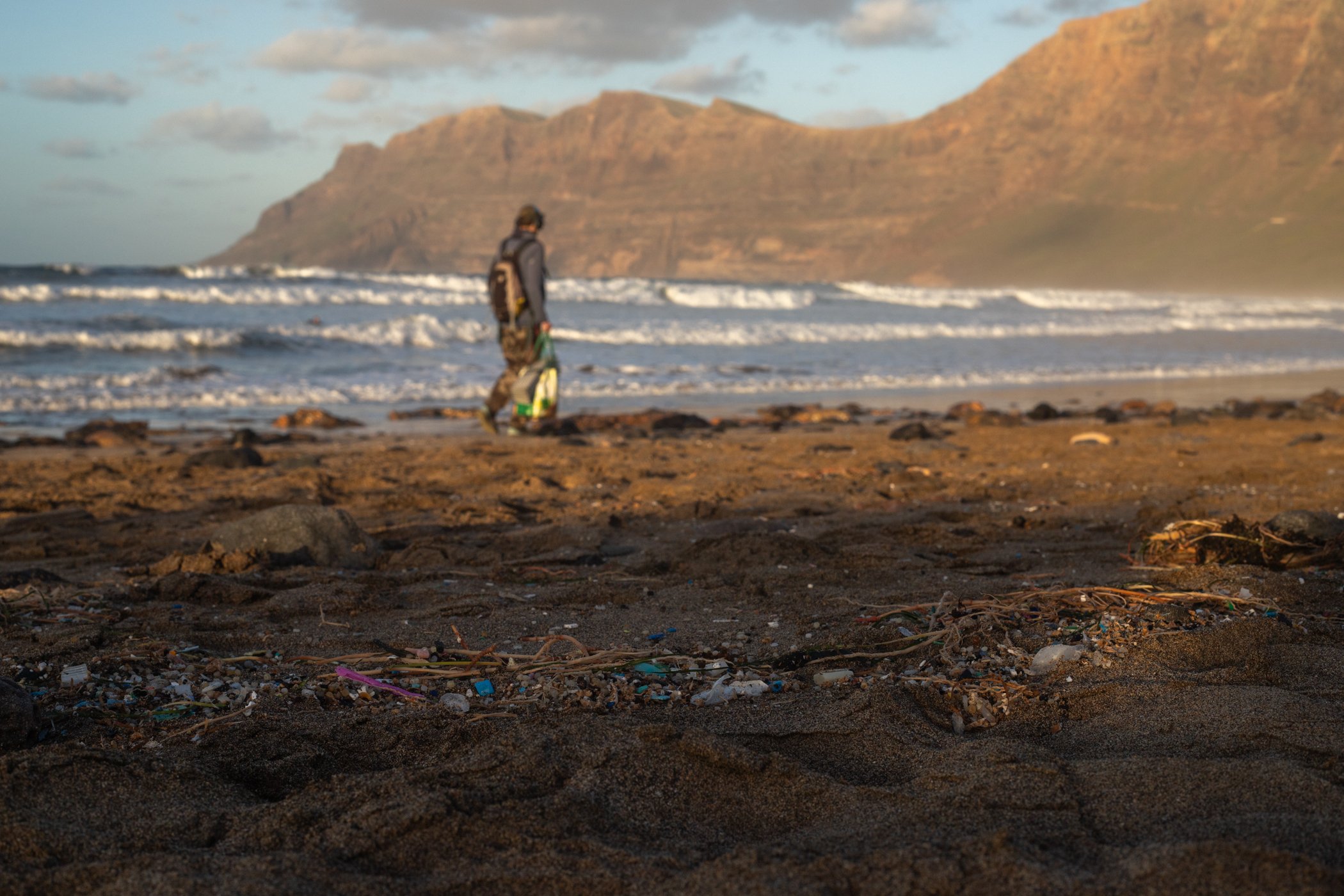 Microplásticos en la playa de Famara. Foto: Andrea Domínguez.