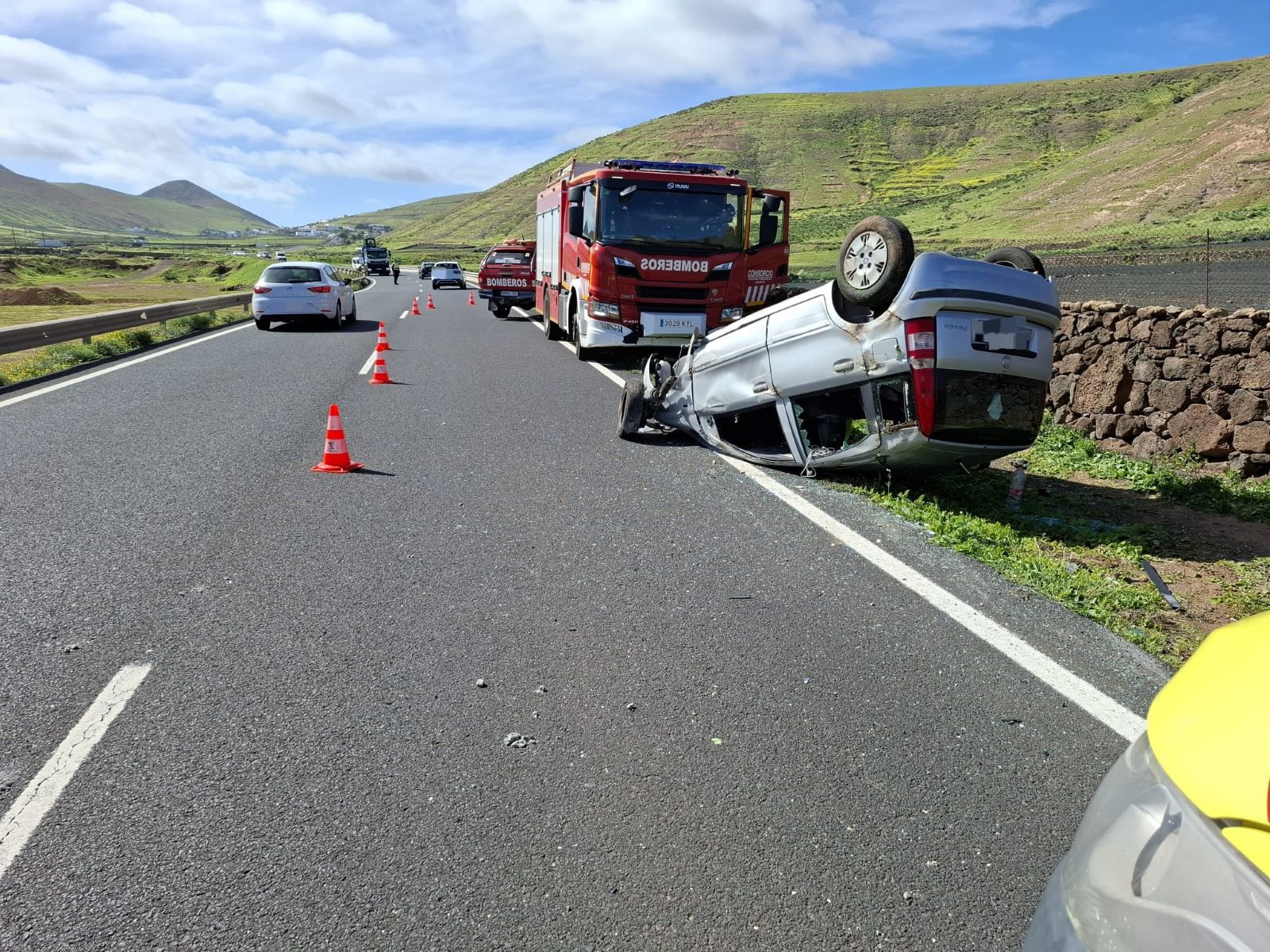 Vuelco en la carretera cerca de Femés Vuelco en la carretera cerca de Femés