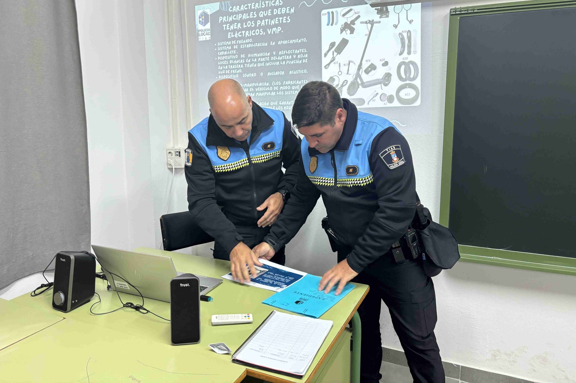 Agentes de la Policía Local en el IES Tías Agentes de la Policía Local en el IES Tías