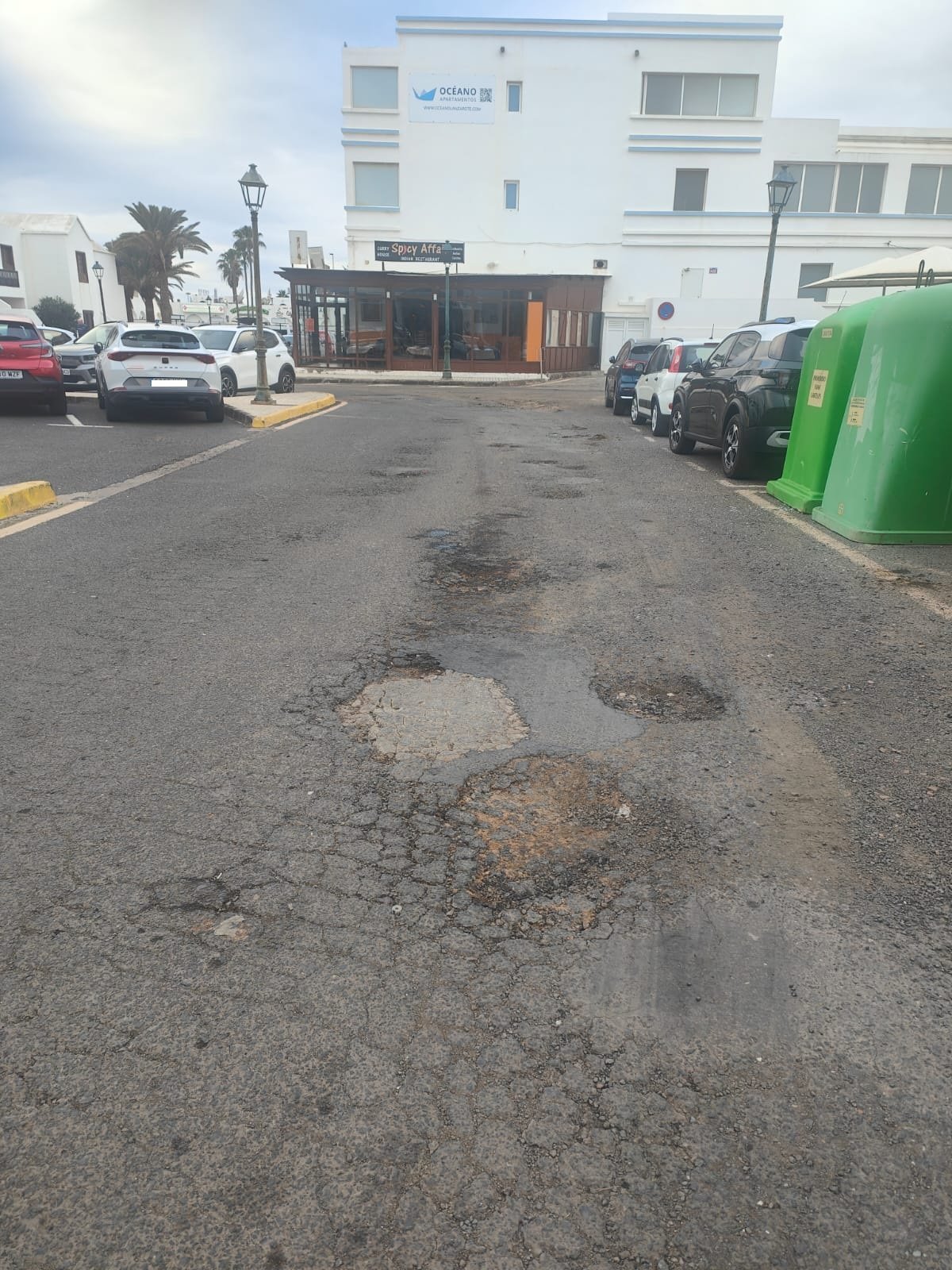 Socavones en una de las calles de Costa Teguise