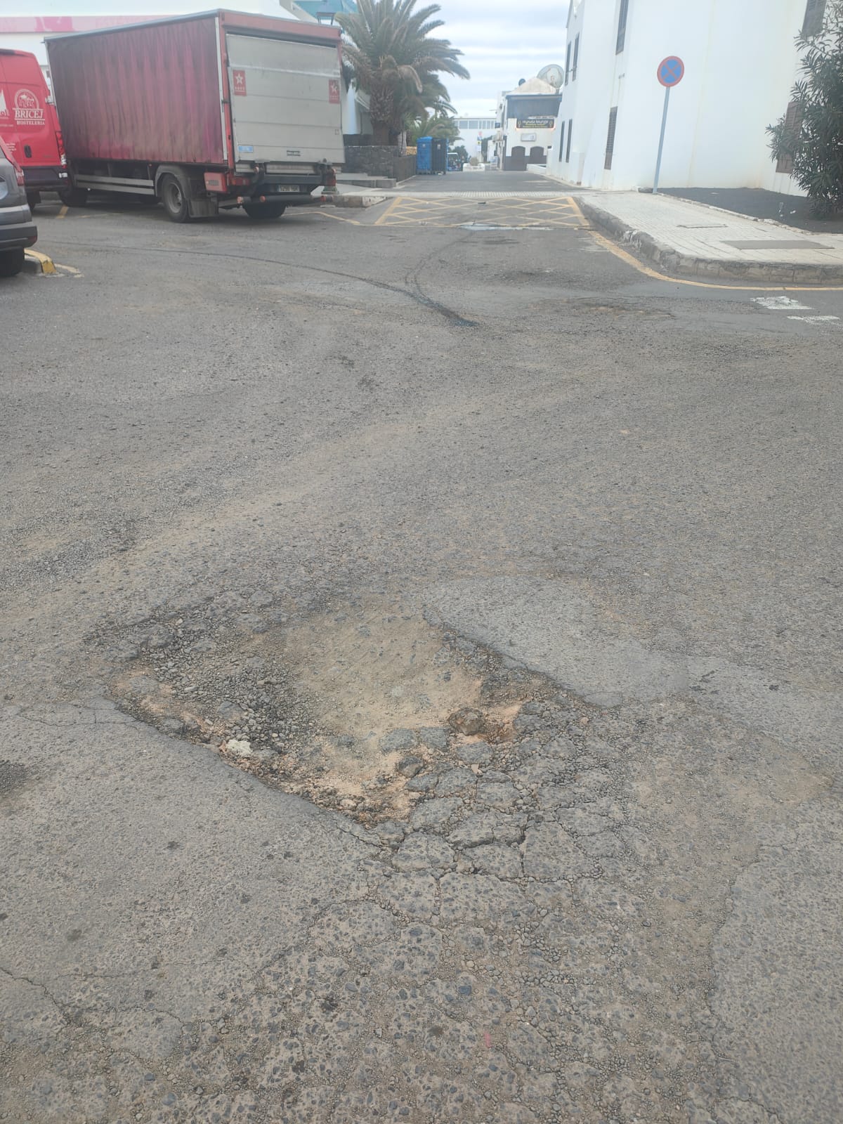 Socavones en una de las calles de Costa Teguise