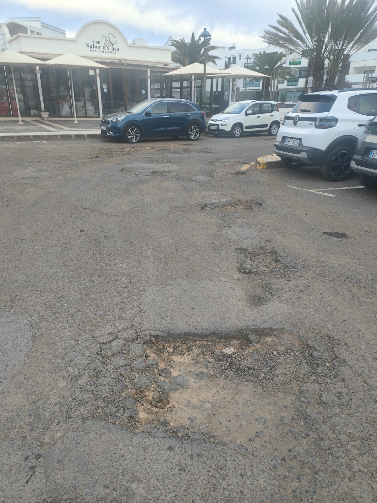 Socavones en una de las calles de Costa Teguise
