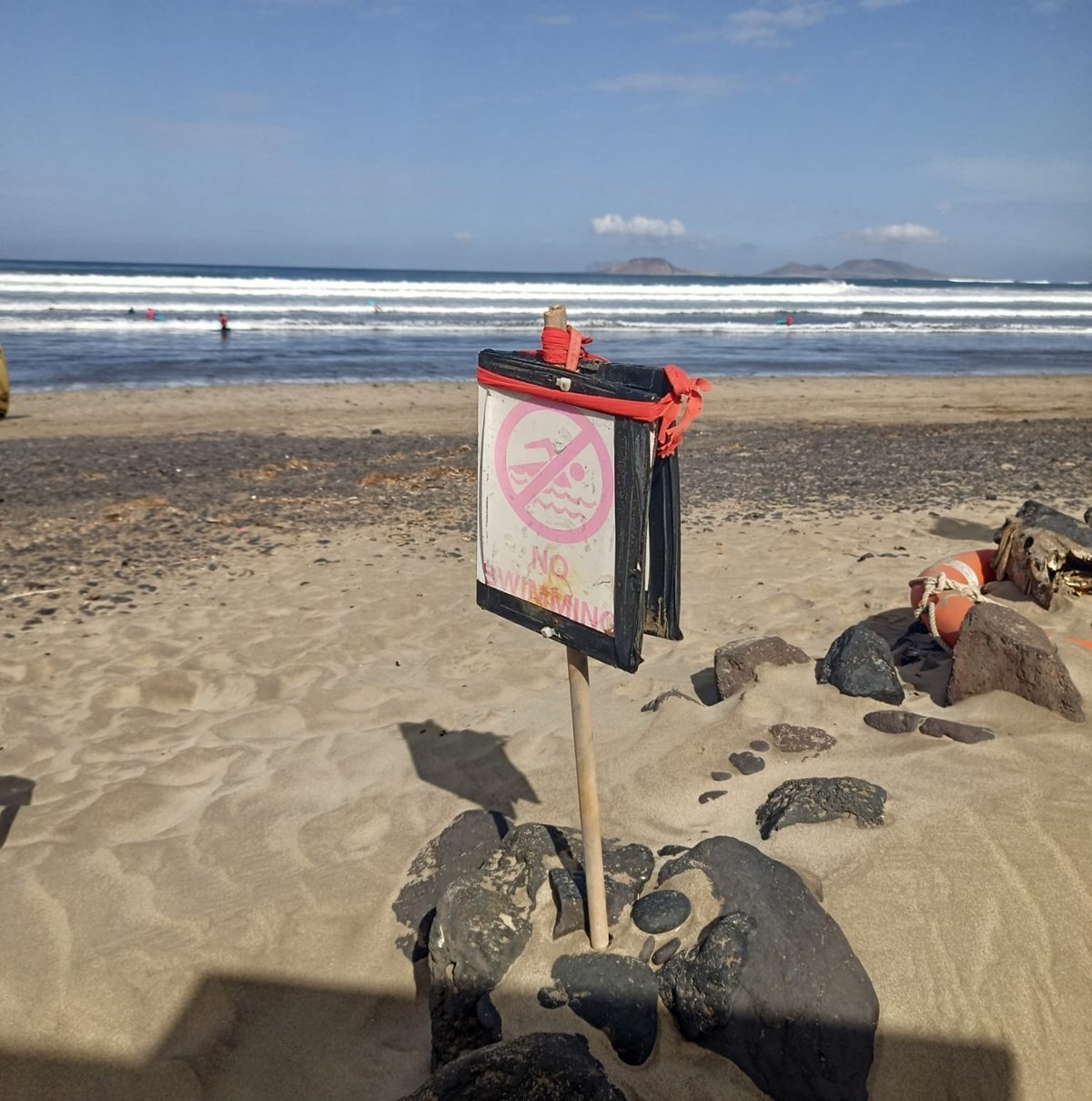 Cartelería deficiente en la playa de Famara