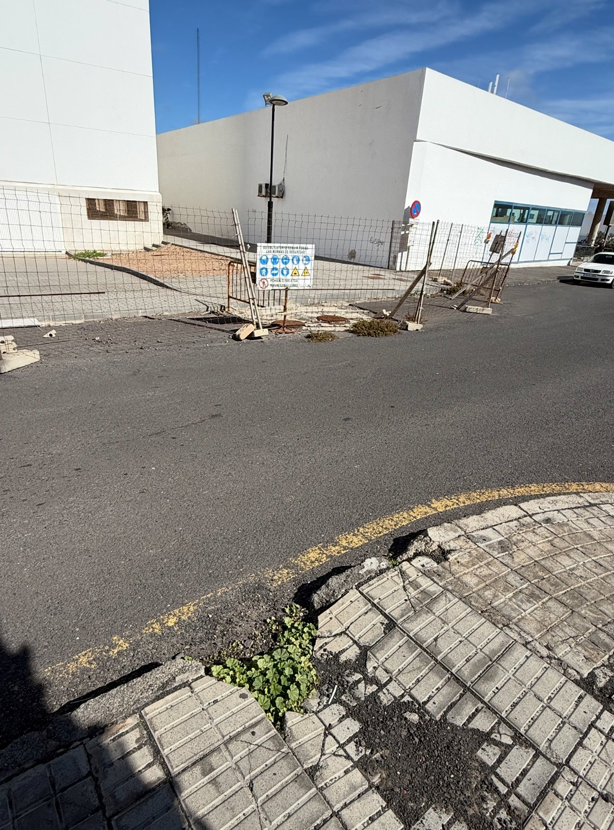 Vallas que obstaculizan el paso de vehículos en Playa Blanca
