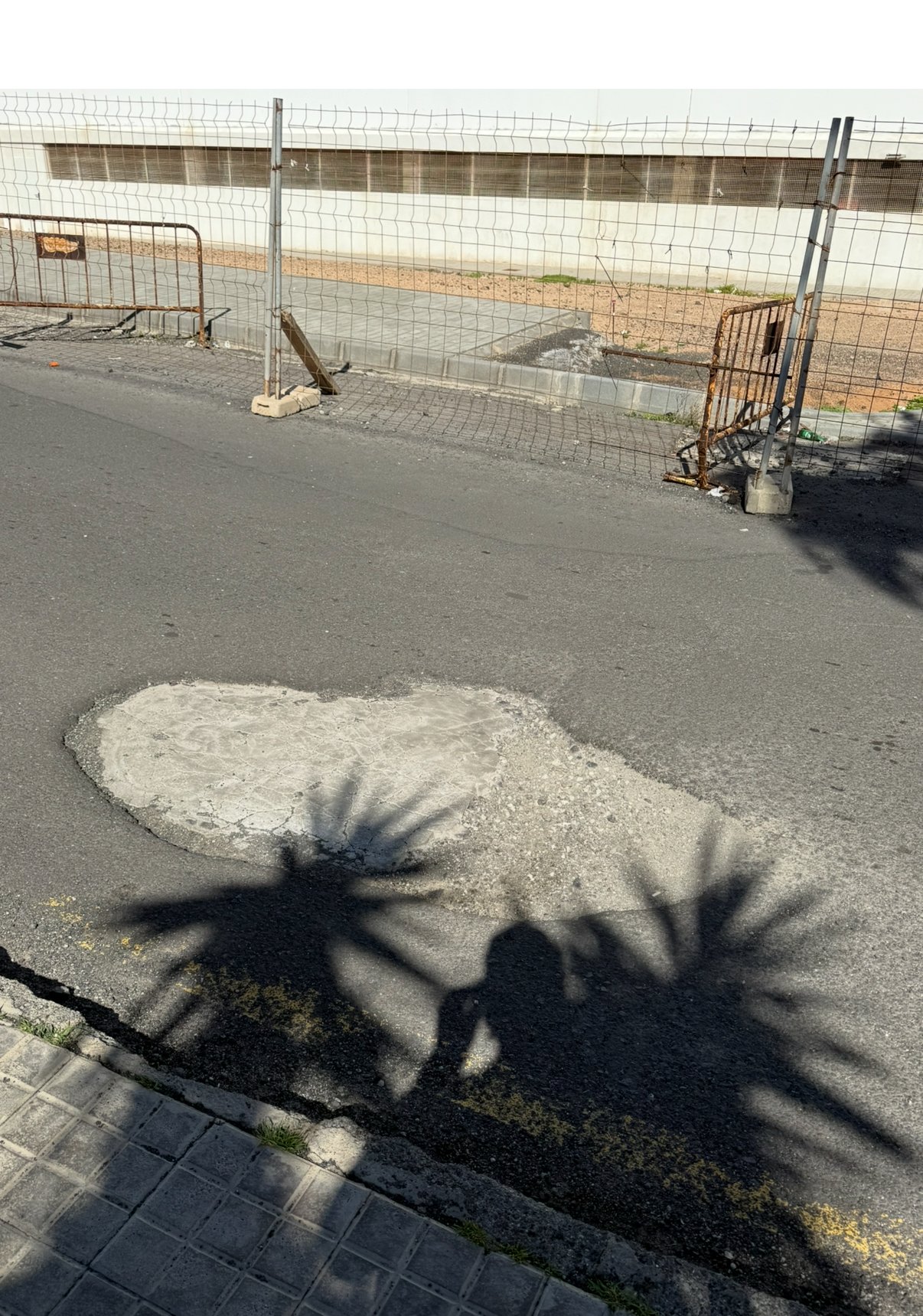 Vallas que obstaculizan el paso de vehículos en Playa Blanca