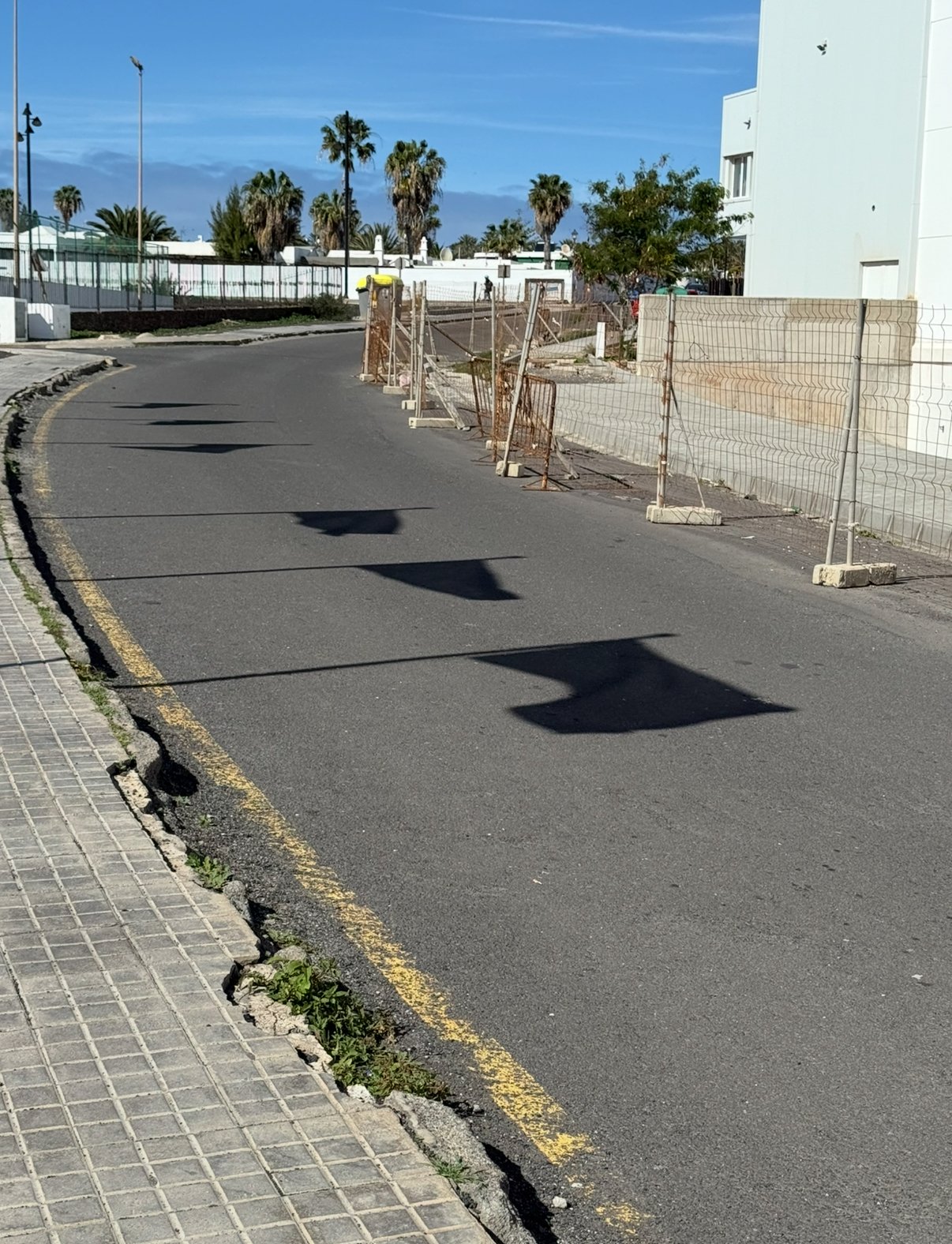 Vallas que obstaculizan el paso de vehículos en Playa Blanca