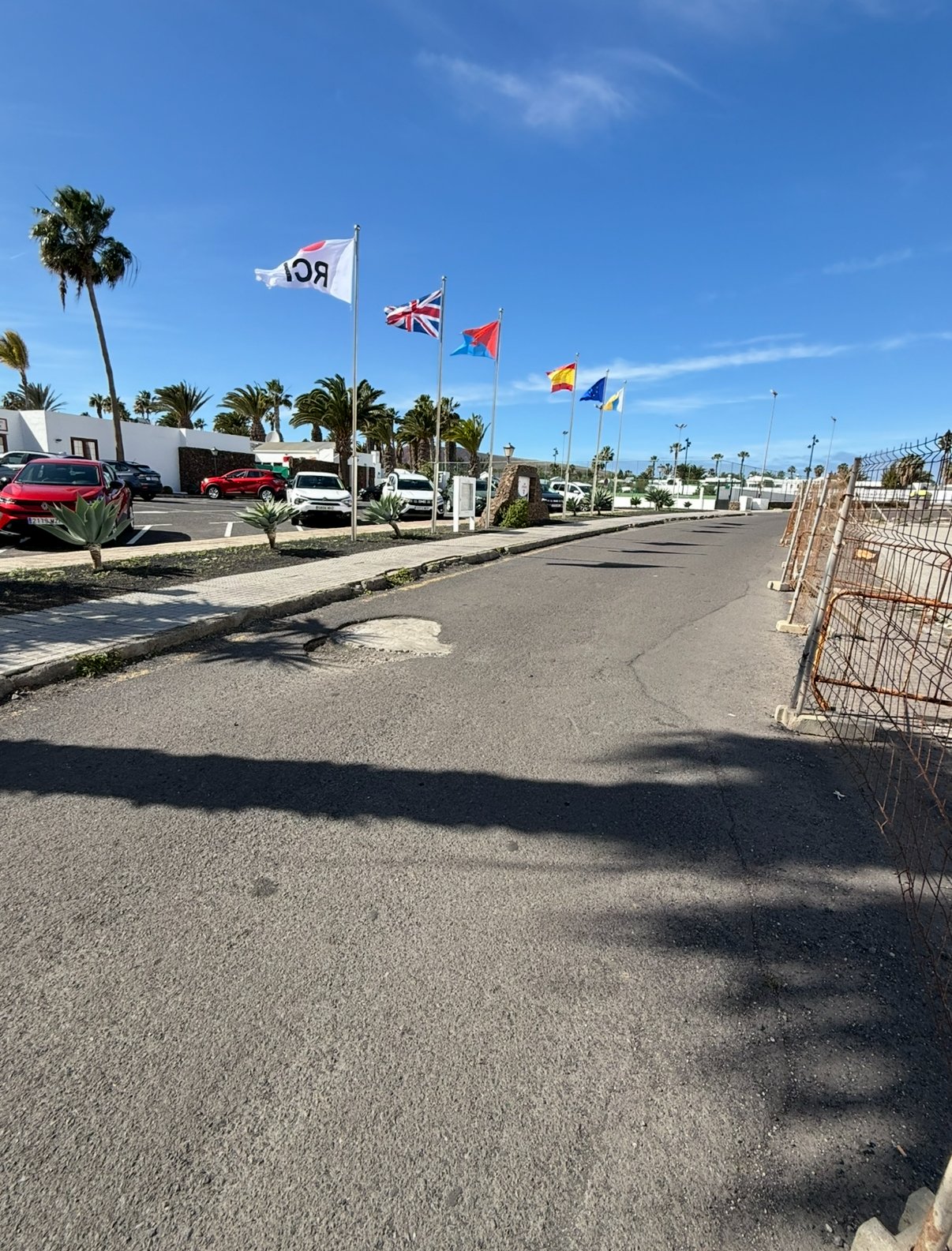 Vallas que obstaculizan el paso de vehículos en Playa Blanca