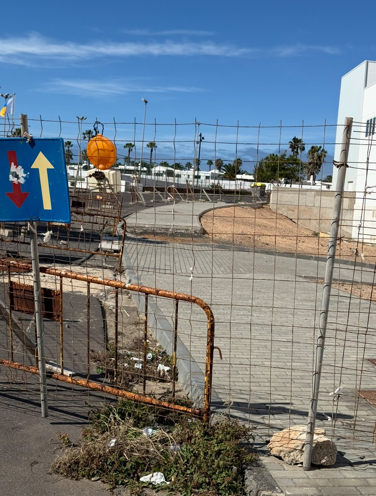 Vallas que obstaculizan el paso de vehículos en Playa Blanca