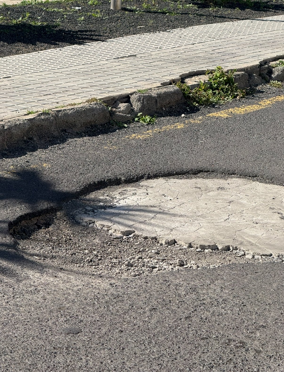 Vallas que obstaculizan el paso de vehículos en Playa Blanca