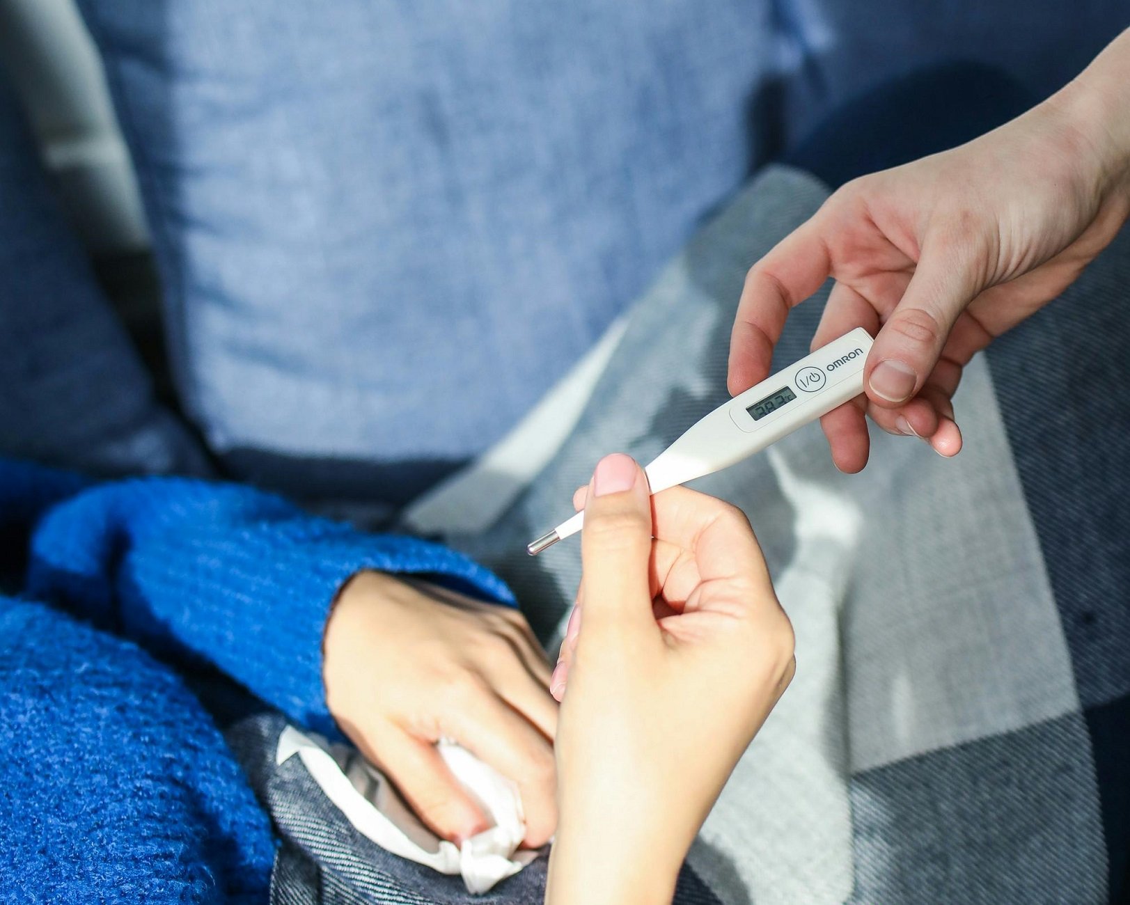 Una mujer atiende a una persona que está enferma. Foto de Polina Tankilevitch (Pexels).