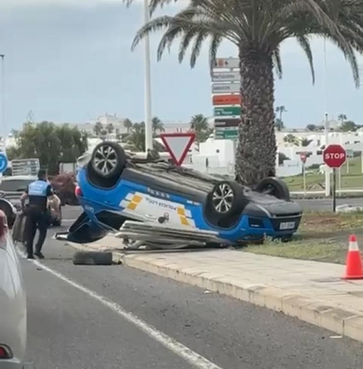Coche volcado en Puerto del Carmen. Foto: La Voz de Lanzarote