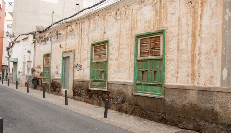 Inmueble localizado en la calle Luis Morote, número 12. Foto: Juan Mateos.