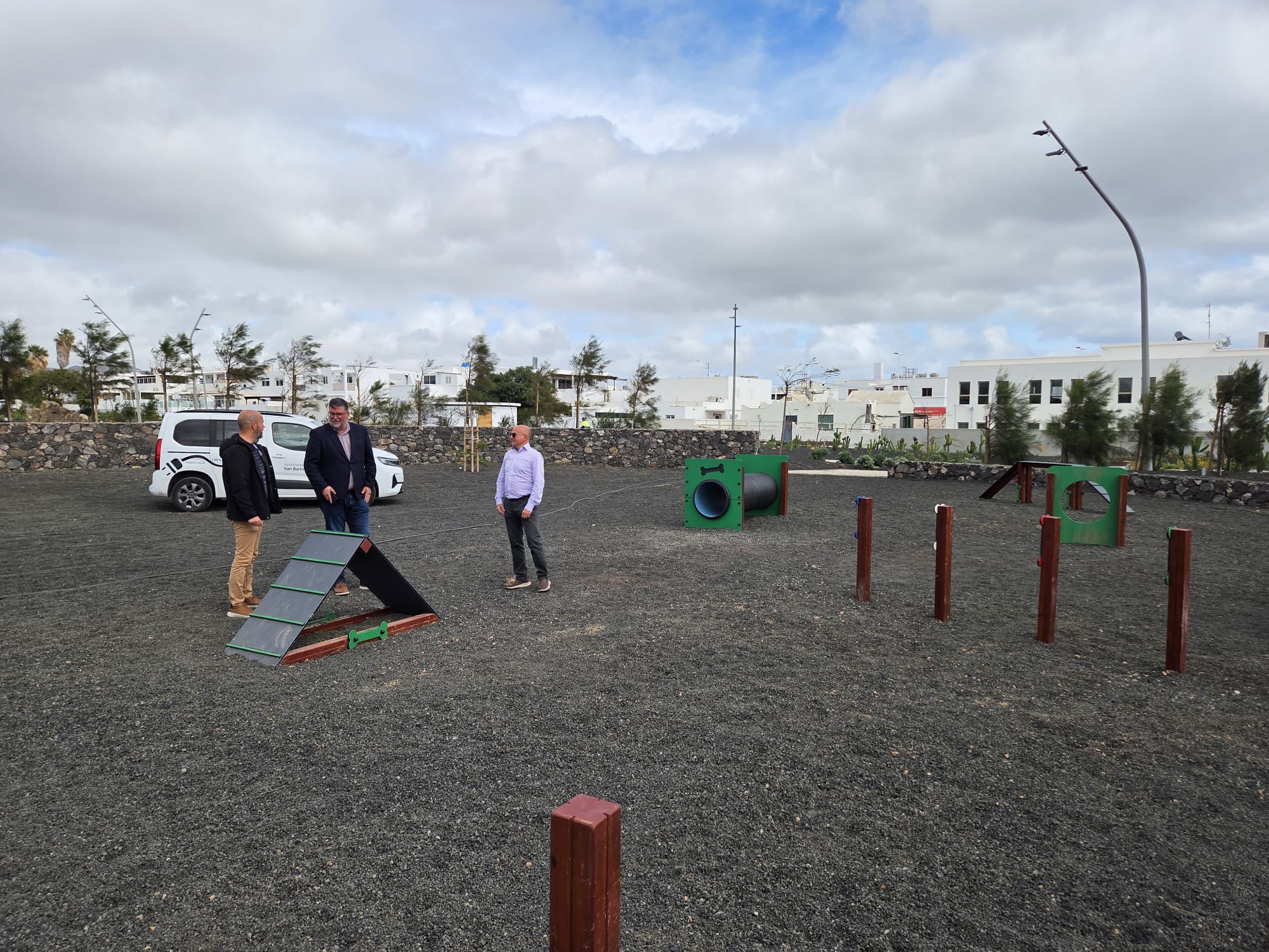 Área canina en el parque urbano
