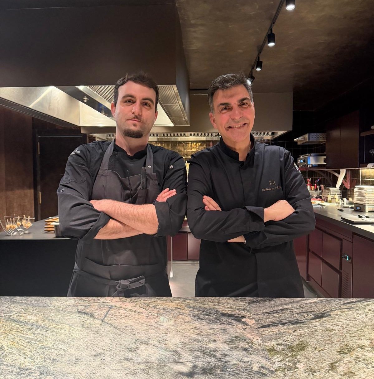 Daniel Cáceres junto al chef Ramón Freixa. Foto: Cedida