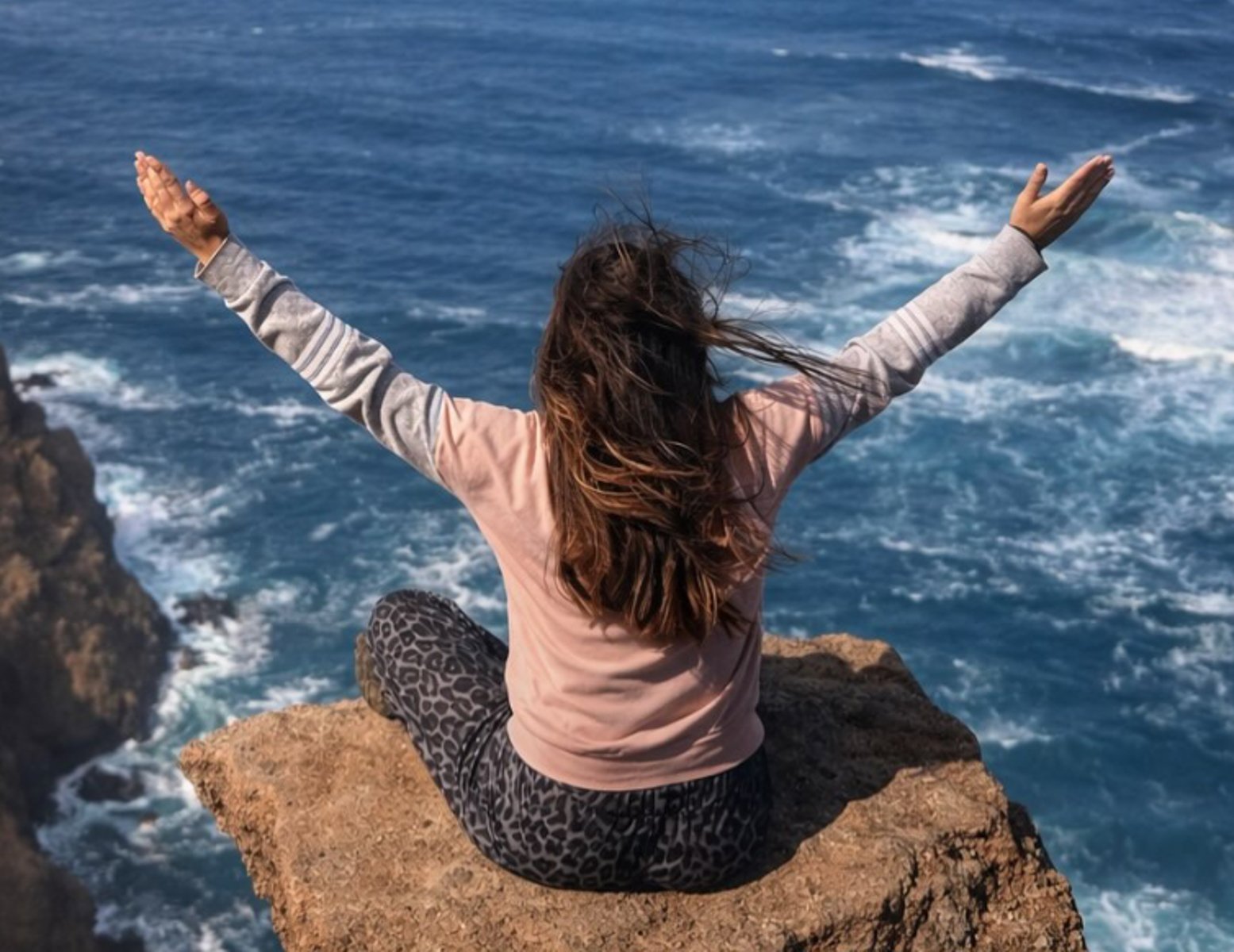 Una mujer de espaldas sobre una piedra en un espacio natural de Lanzarote. Foto: Instagram.