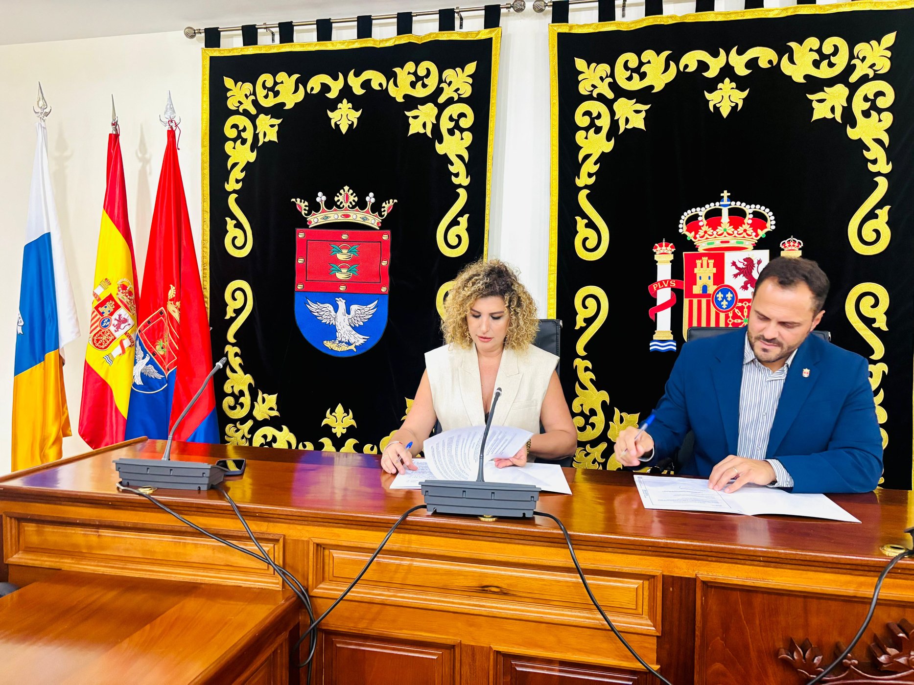 El alcalde de Arrecife, Yonathan de León, y la portavoz del PP y concejala de Recursos Humanos, Eli Merino,en en salón de plenos del Ayuntamiento 