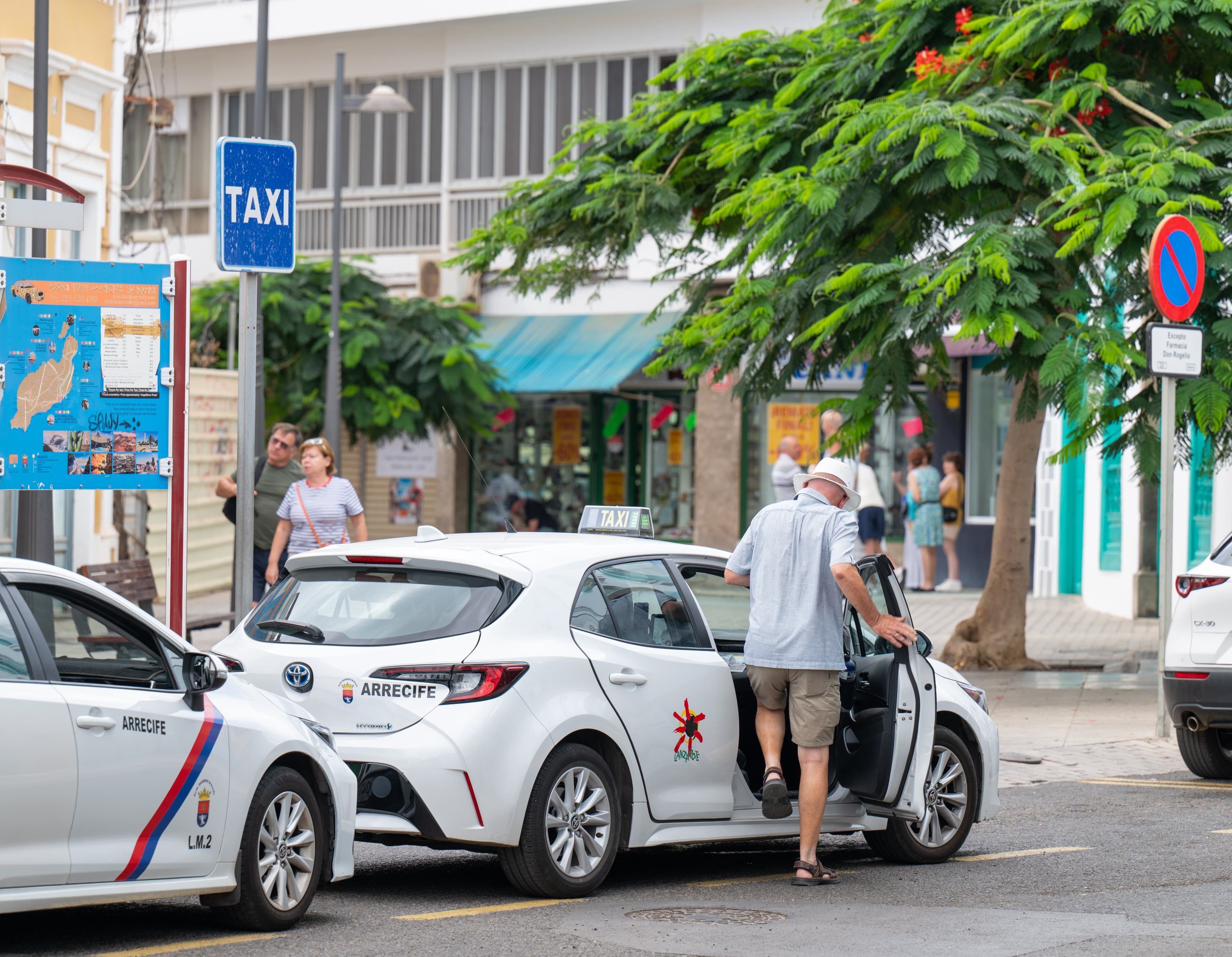 Taxis de Arrecife estacionados en una parada municipal en la Zona Comercial Abierta en la capital de Lanzarote
