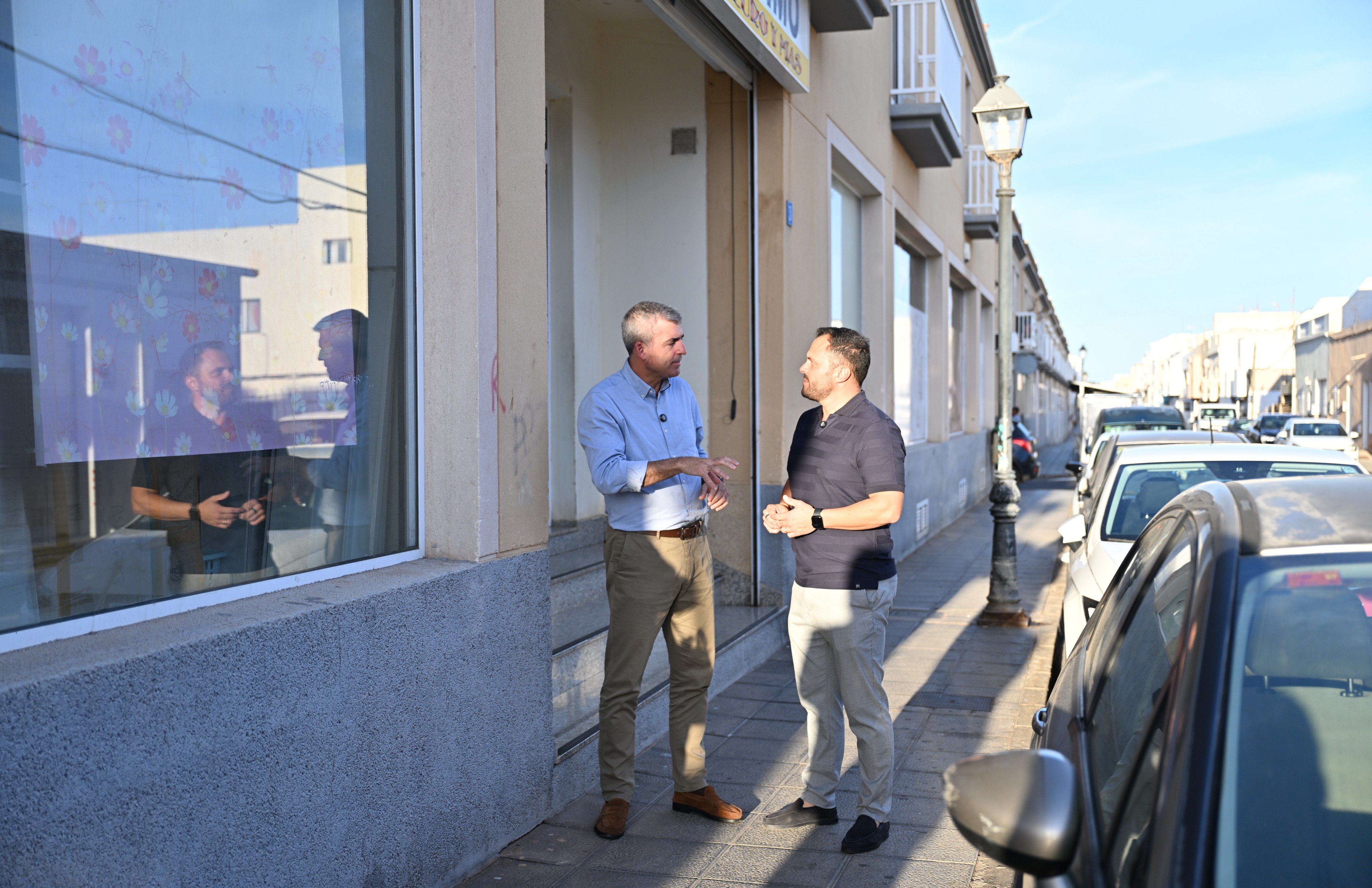 El vicepresidente canario, Manuel Domínguez, y el alcalde de Arrecife, Yonathan de León.