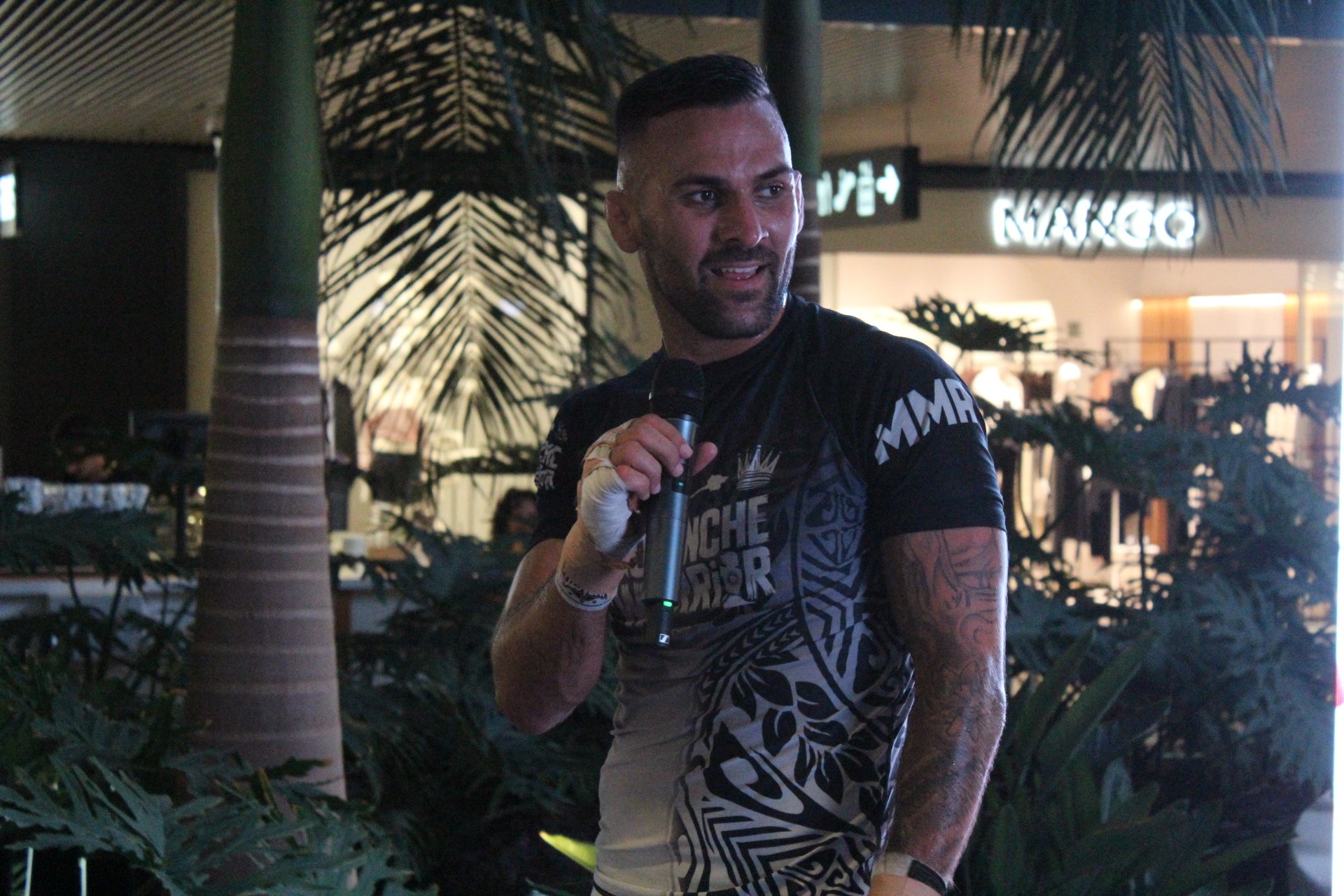 Hecher Sosa en el centro comercial. 