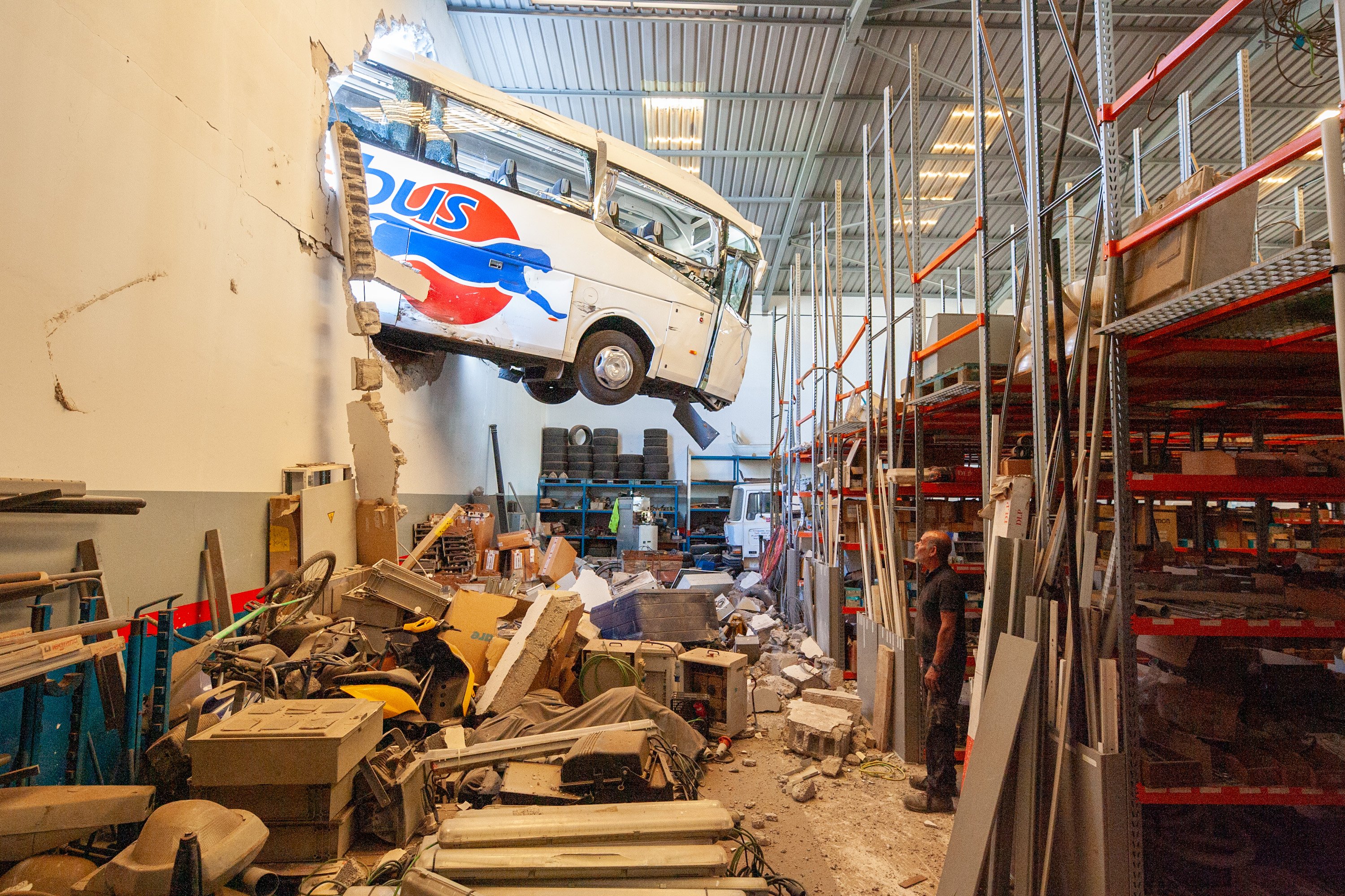 Guagua empotrada en una nave de Tinajo. Foto: Juan Mateos.