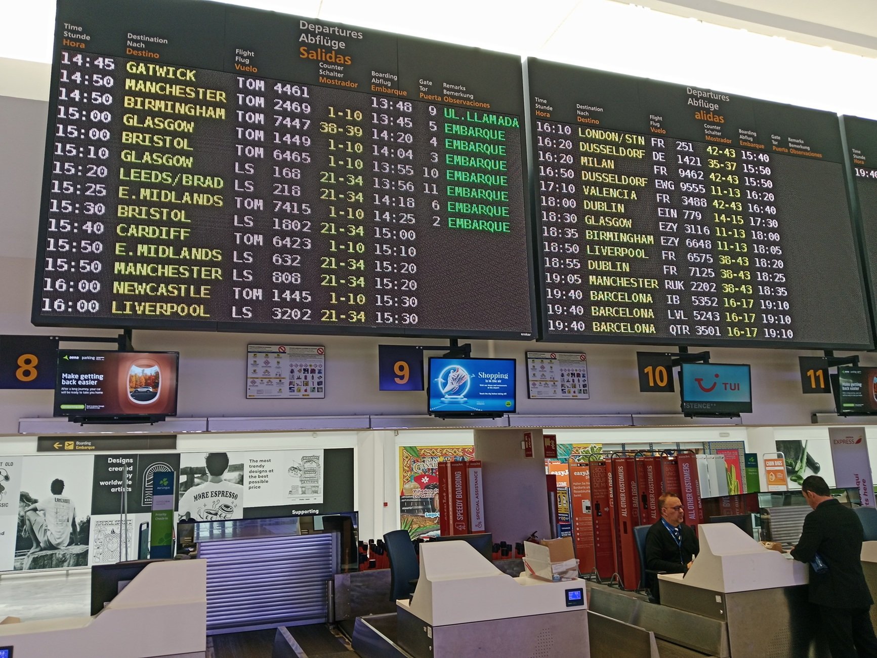Información de vuelos en el aeropuerto de Lanzarote. Foto: David Merino. 