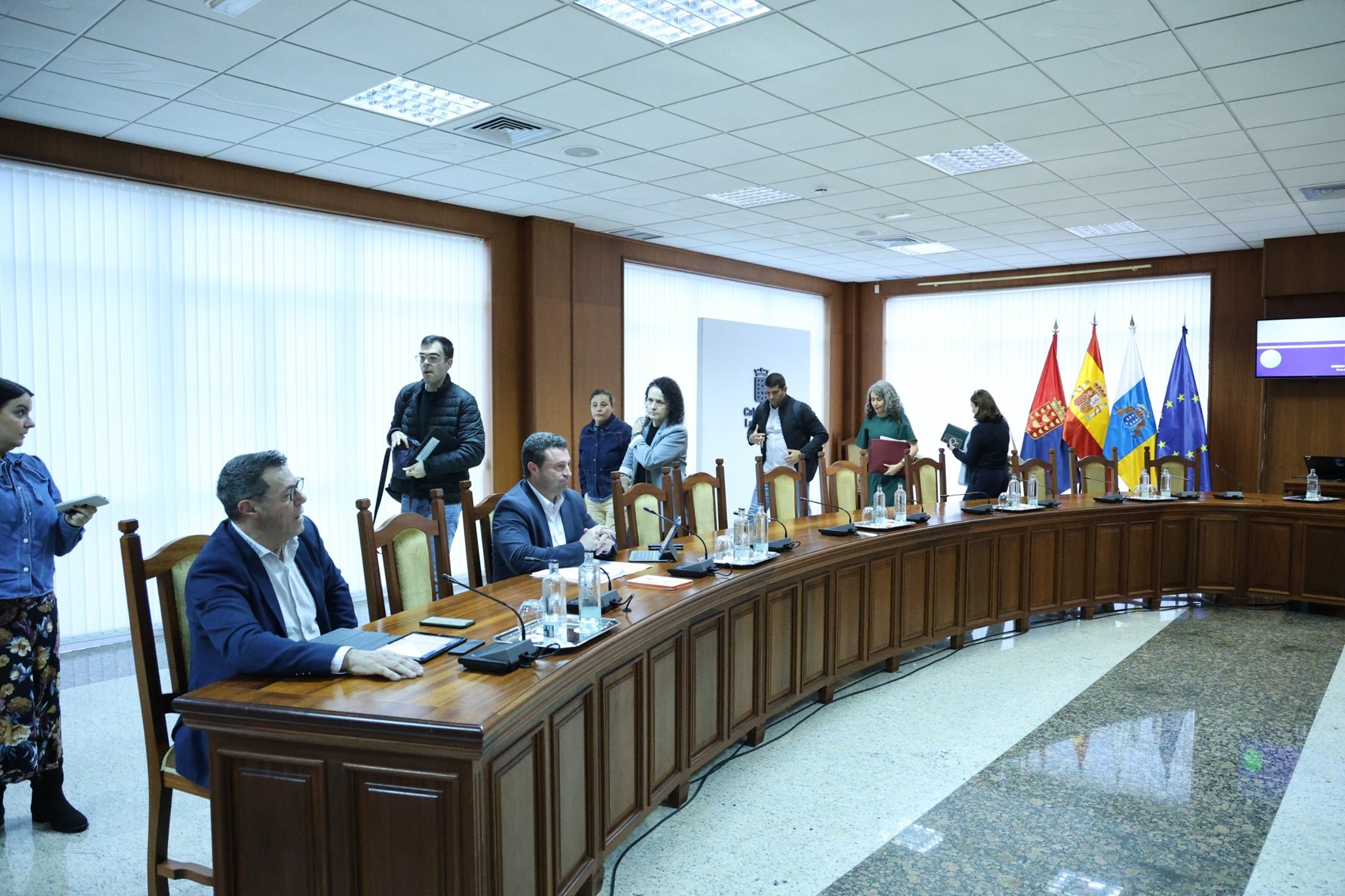 Consejeros del PSOE abandonan el pleno (1)ss