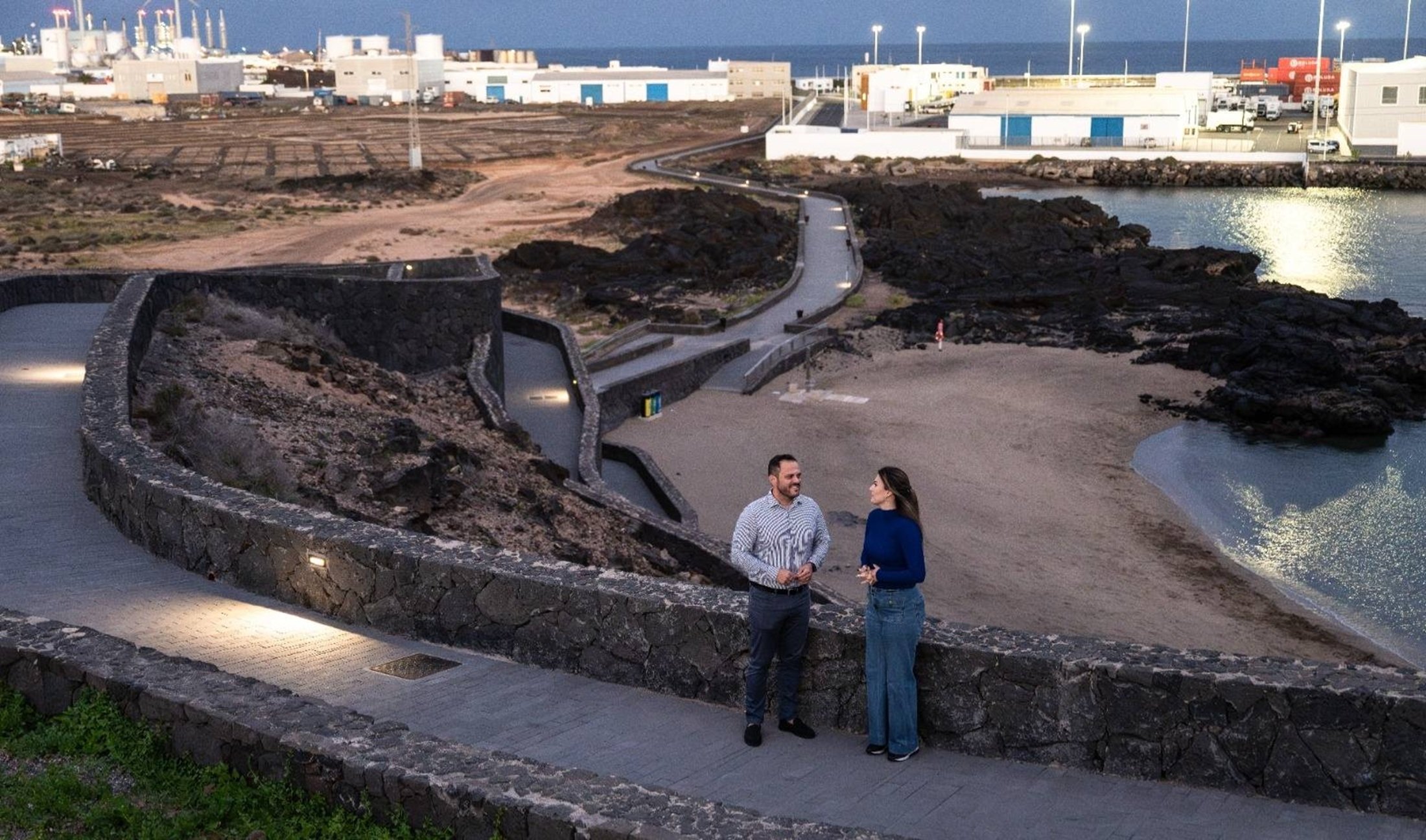 El alcalde de Arrecife, Yonathan de León, y la concejala de Playas, Davinia Déniz, en el paseo peatonal de la playa de La Arena