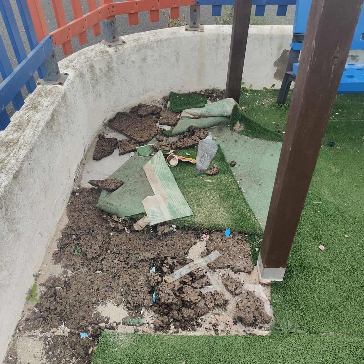 Suelo en mal estado en el parque infantil de Mancha Blanca