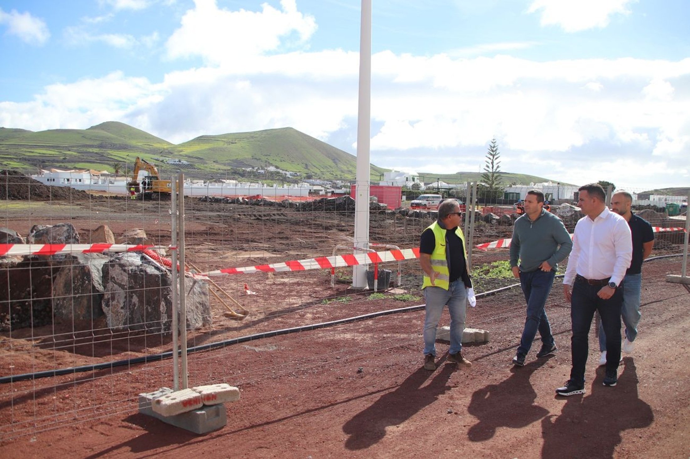 Óscar Noda visita a obras que realiza el Ayuntamiento en entorno del terreo de Uga