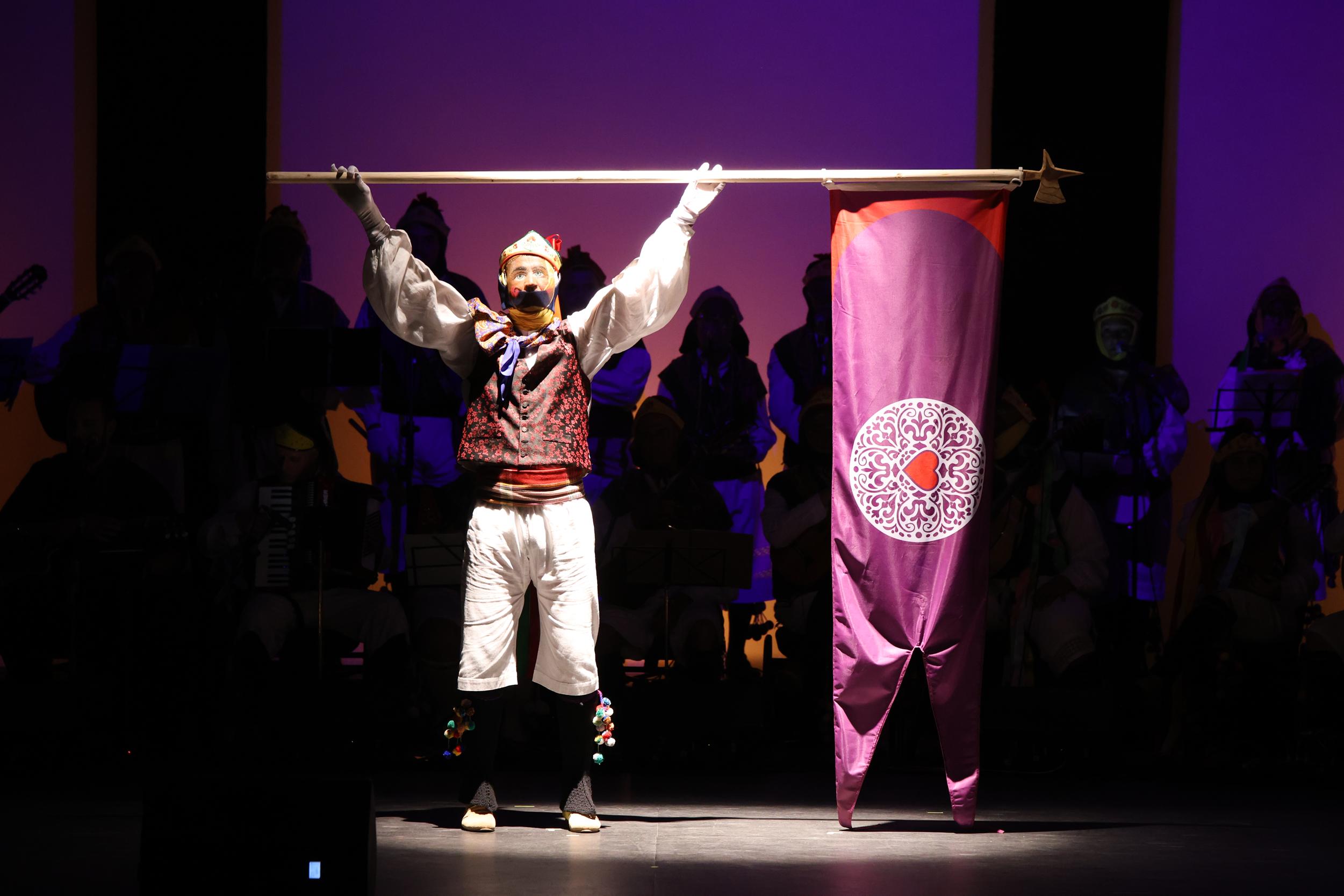 Los Buches llenan el Salinero con 'Banderas del tiempo'