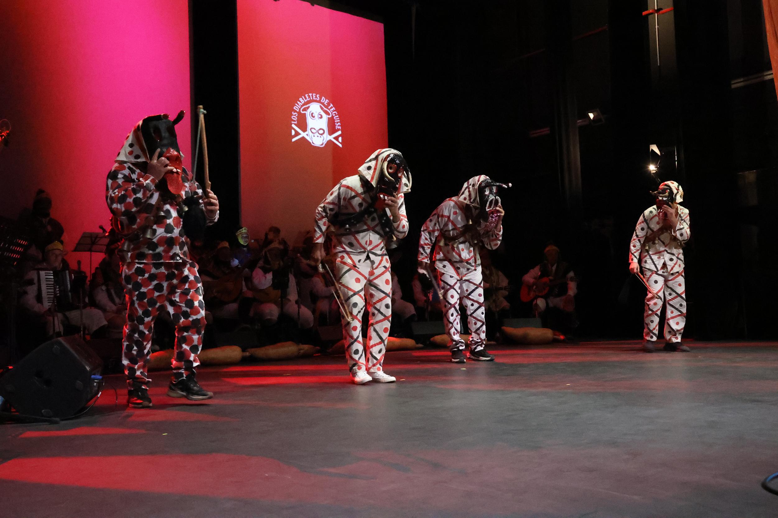 Los Buches llenan el Salinero con 'Banderas del tiempo'