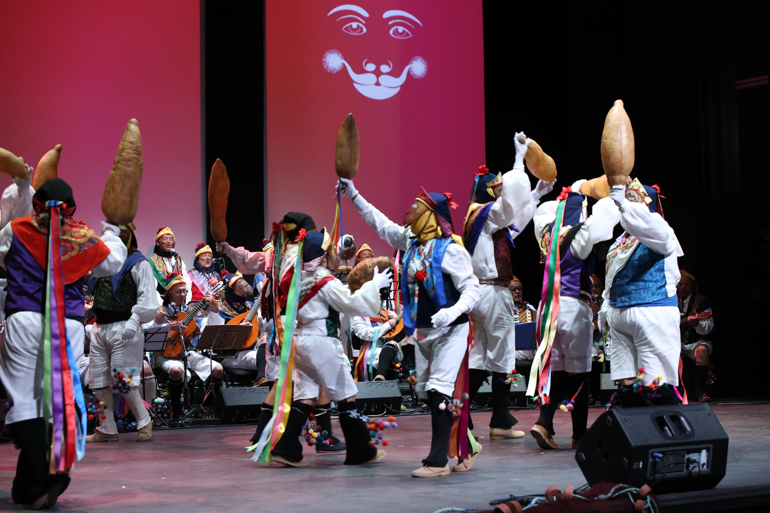 Los Buches llenan el Salinero con 'Banderas del tiempo'