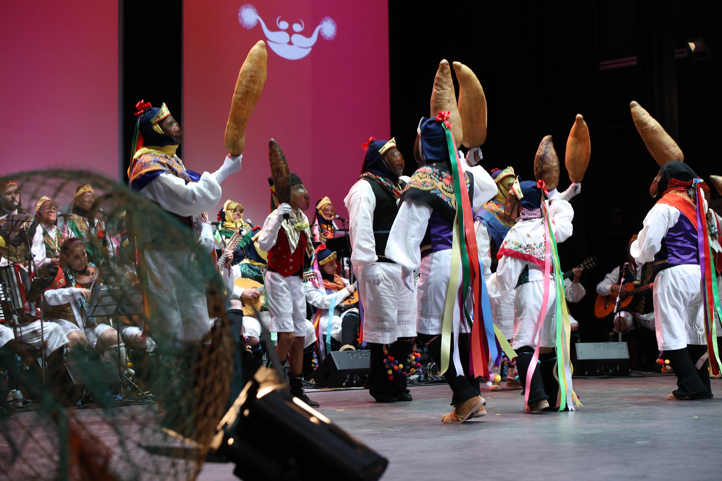 Los Buches llenan el Salinero con 'Banderas del tiempo'