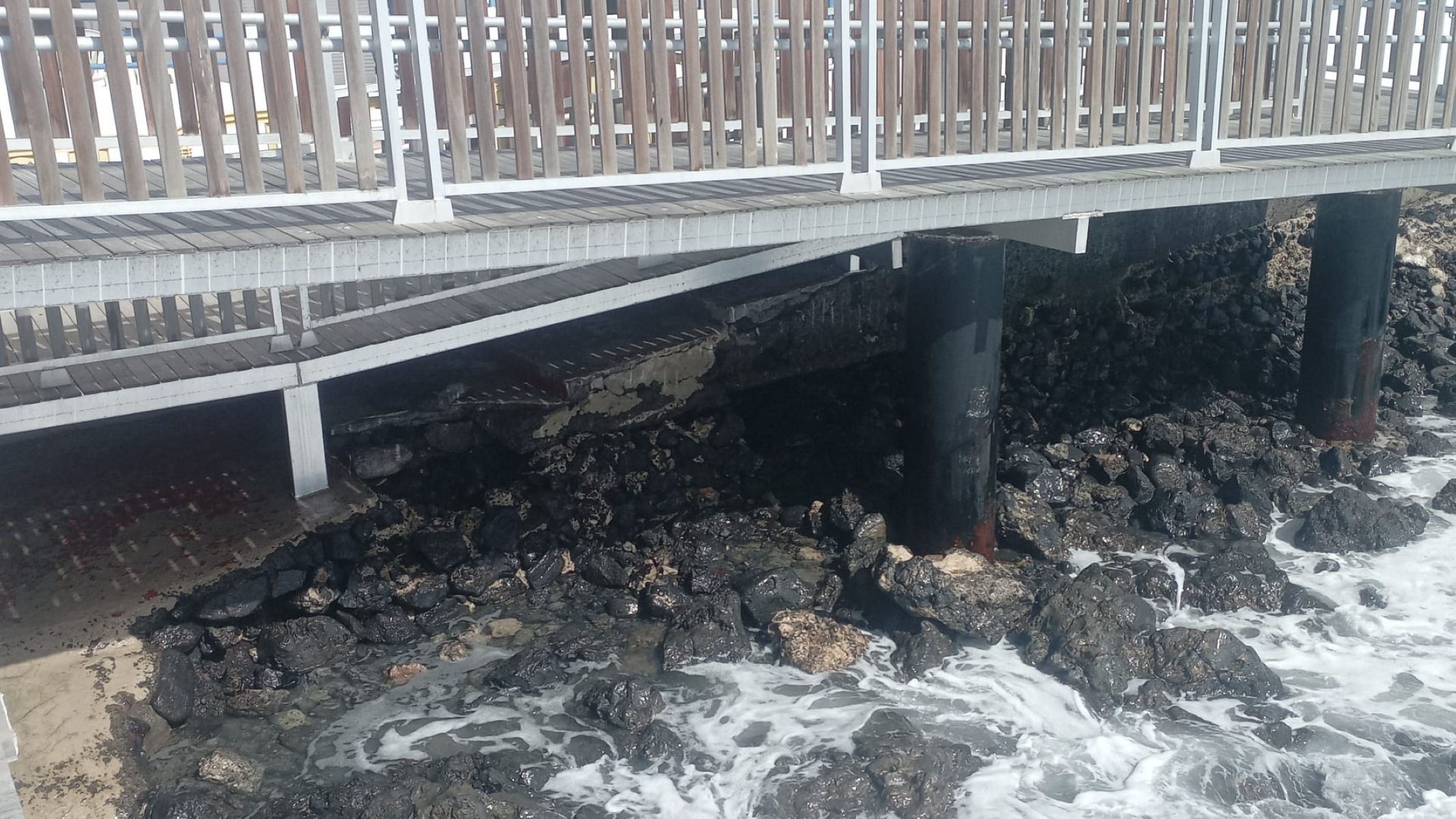 El oleaje rompe la última barandilla de la pasarela de La Garita El oleaje rompe la última barandilla de la pasarela de La Garita