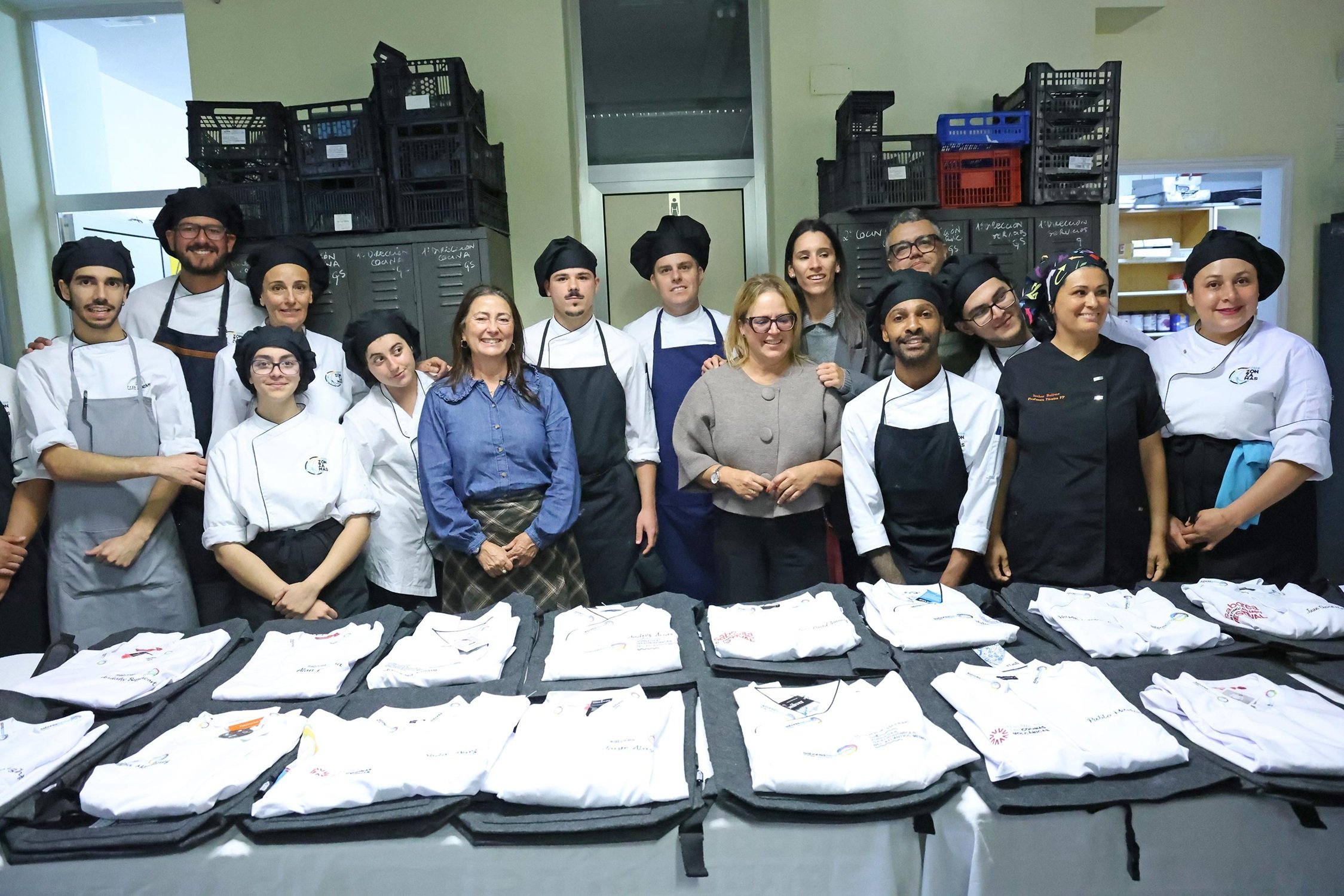 Foto de familia con la entrega de las chaquetillas a los estudiantes. Foto de familia con la entrega de las chaquetillas a los estudiantes.
