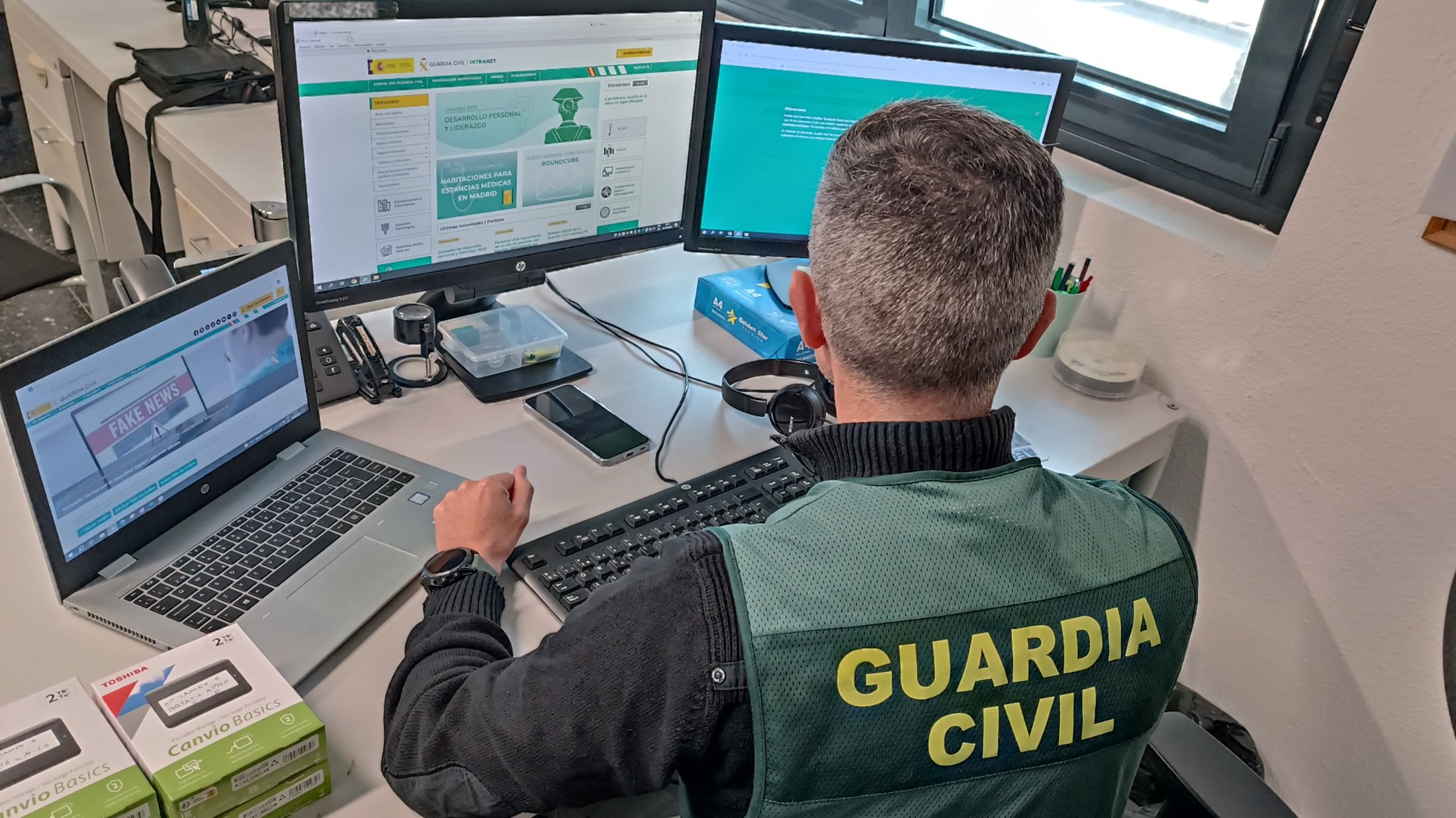 Guardia civil en su puesto de trabajo Guardia civil en su puesto de trabajo
