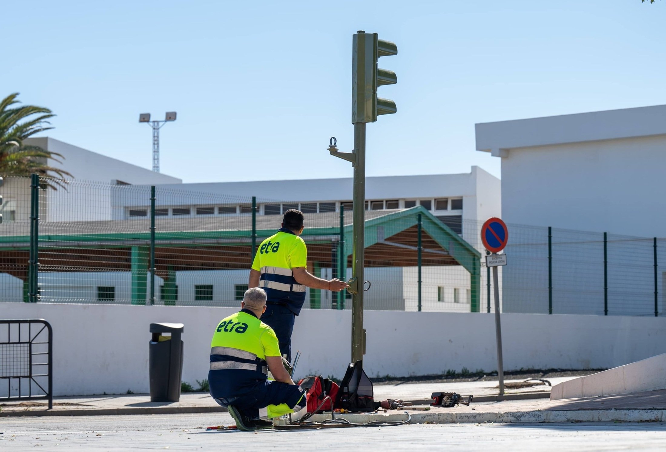 Operarios de la empresa adjudicataria realizan la reprogramación en los semáforos junto al colegio Adolfo Topham, esta semana en Arrecifecc Operarios de la empresa adjudicataria realizan la reprogramación en los semáforos junto al colegio Adolfo Topham, esta semana en Arrecifecc