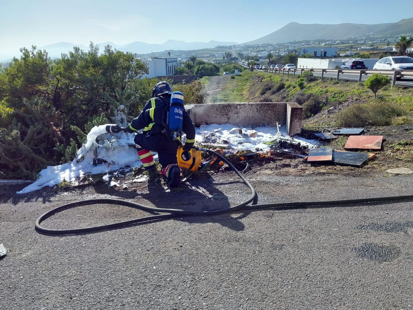 Apagan el incendio de un contenedor en Mácher