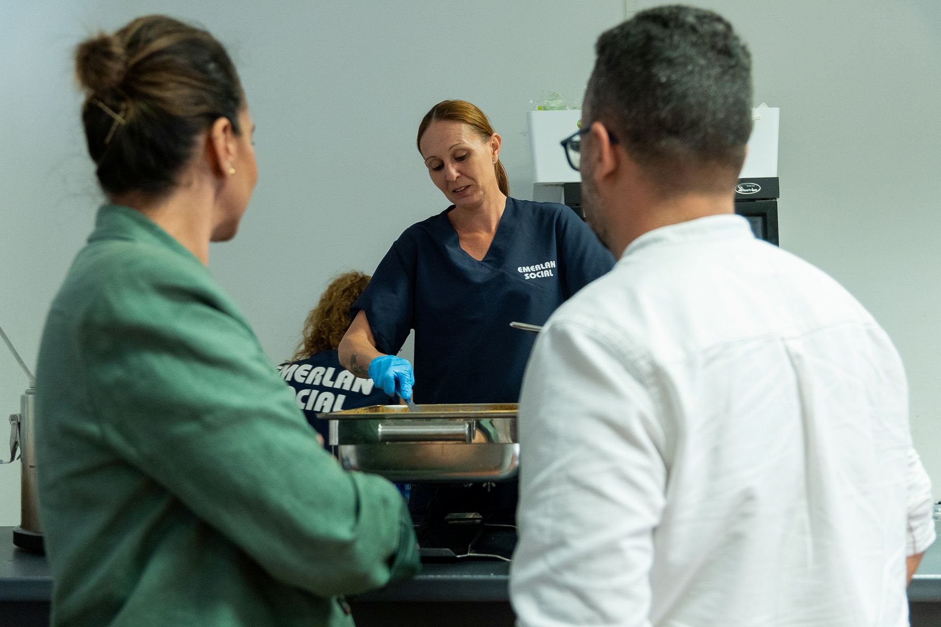 Maite Corujo junto a Echedey Eugenio en el Comedor Social 
