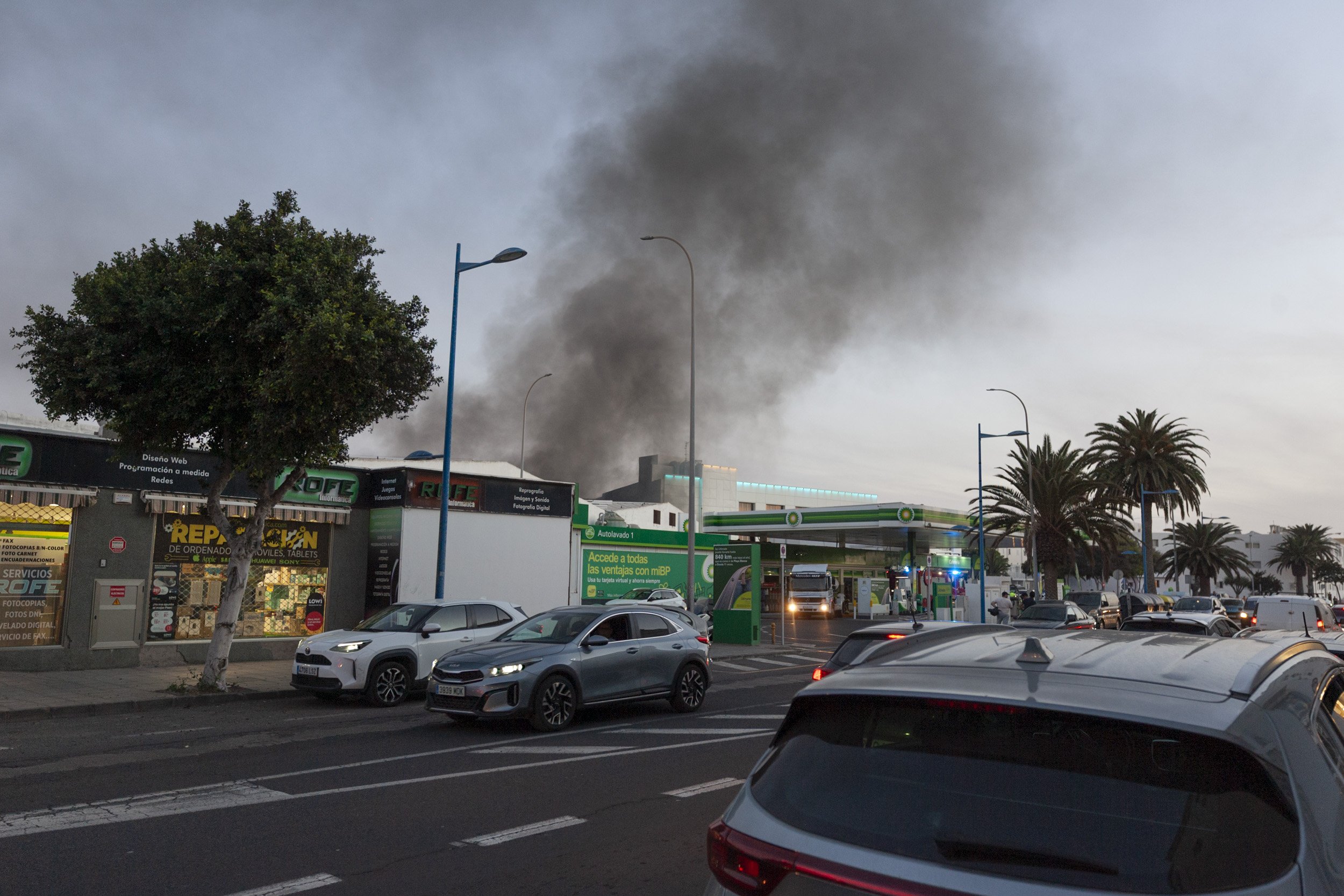 Incendio de la nave de Lanzarote Bus (Fotos: Juan Mateos)