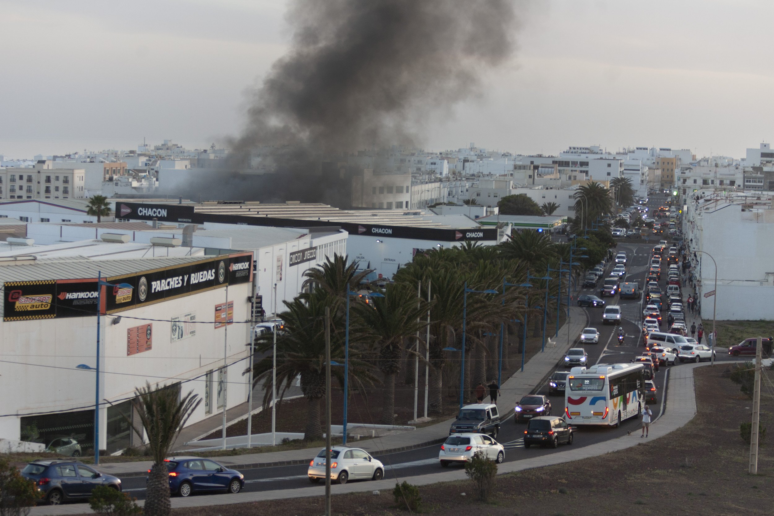 Incendio de la nave de Lanzarote Bus (Fotos: Juan Mateos) Incendio de la nave de Lanzarote Bus (Fotos: Juan Mateos)