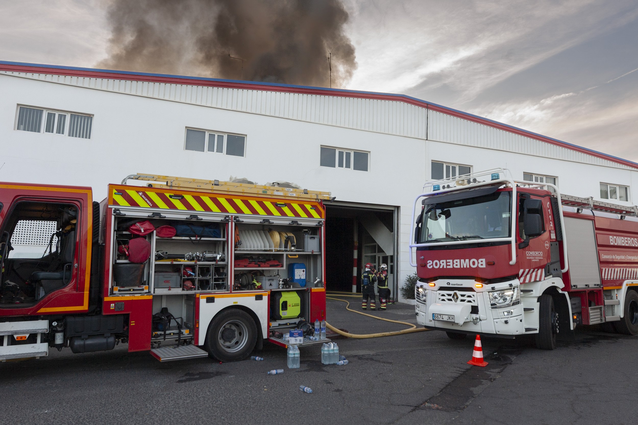 Incendio de la nave de Lanzarote Bus (Fotos: Juan Mateos)
