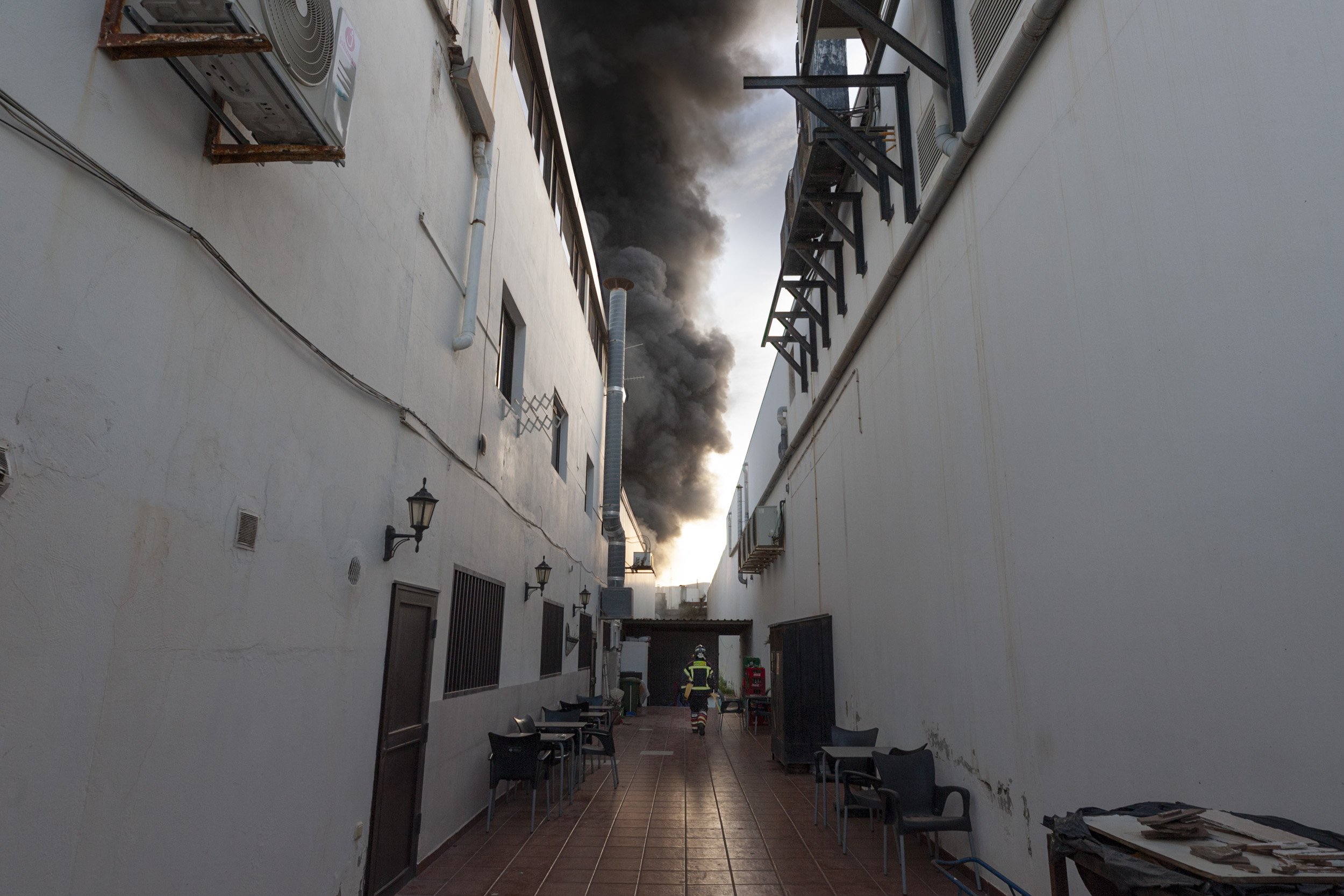 Incendio de la nave de Lanzarote Bus (Fotos: Juan Mateos)