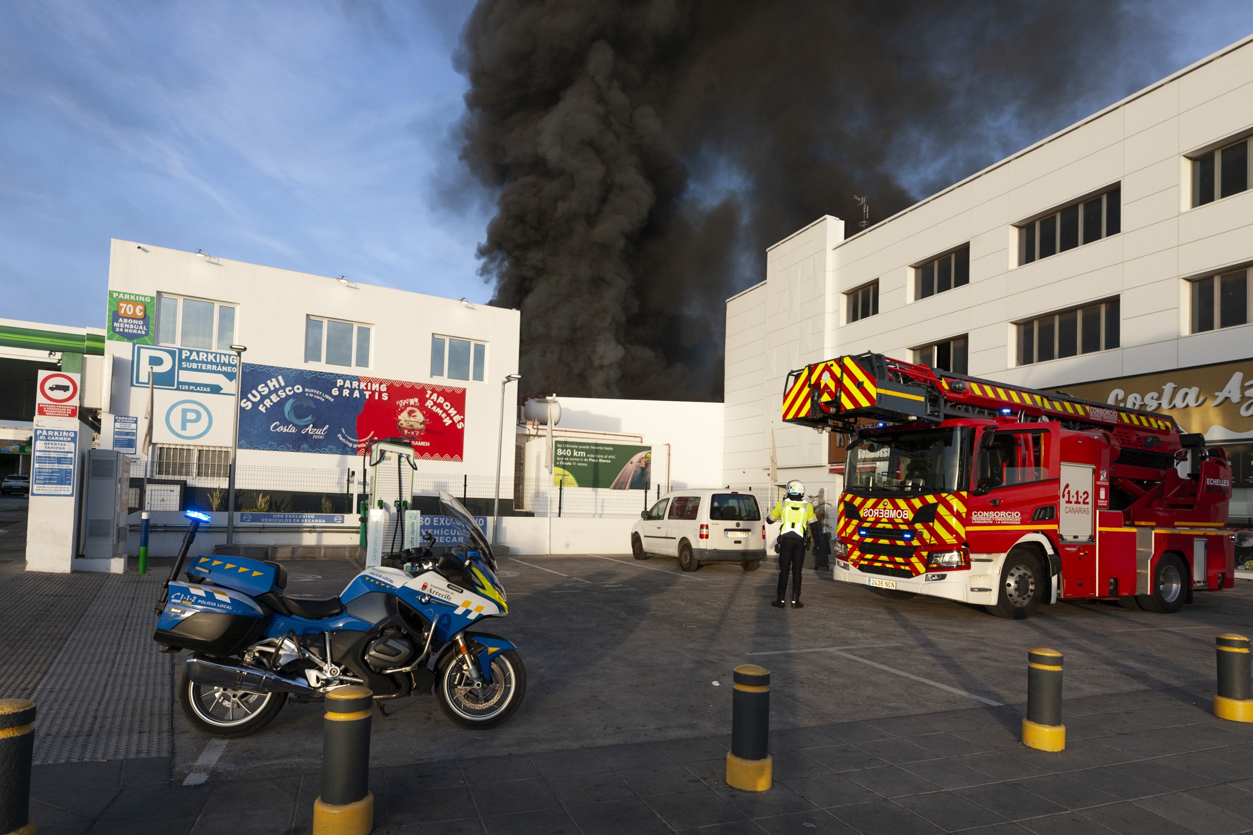 Incendio de la nave de Lanzarote Bus (Fotos: Juan Mateos)
