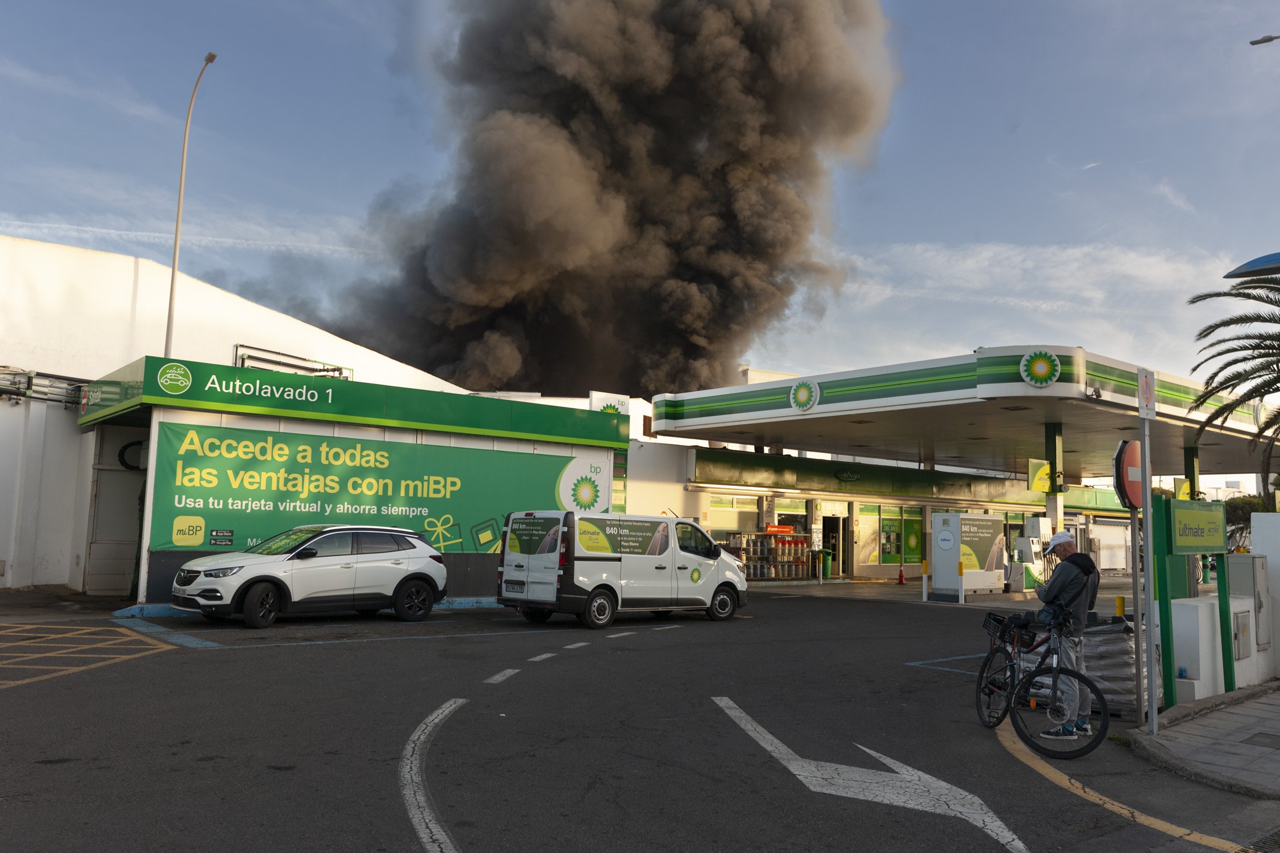Incendio de la nave de Lanzarote Bus (Fotos: Juan Mateos)