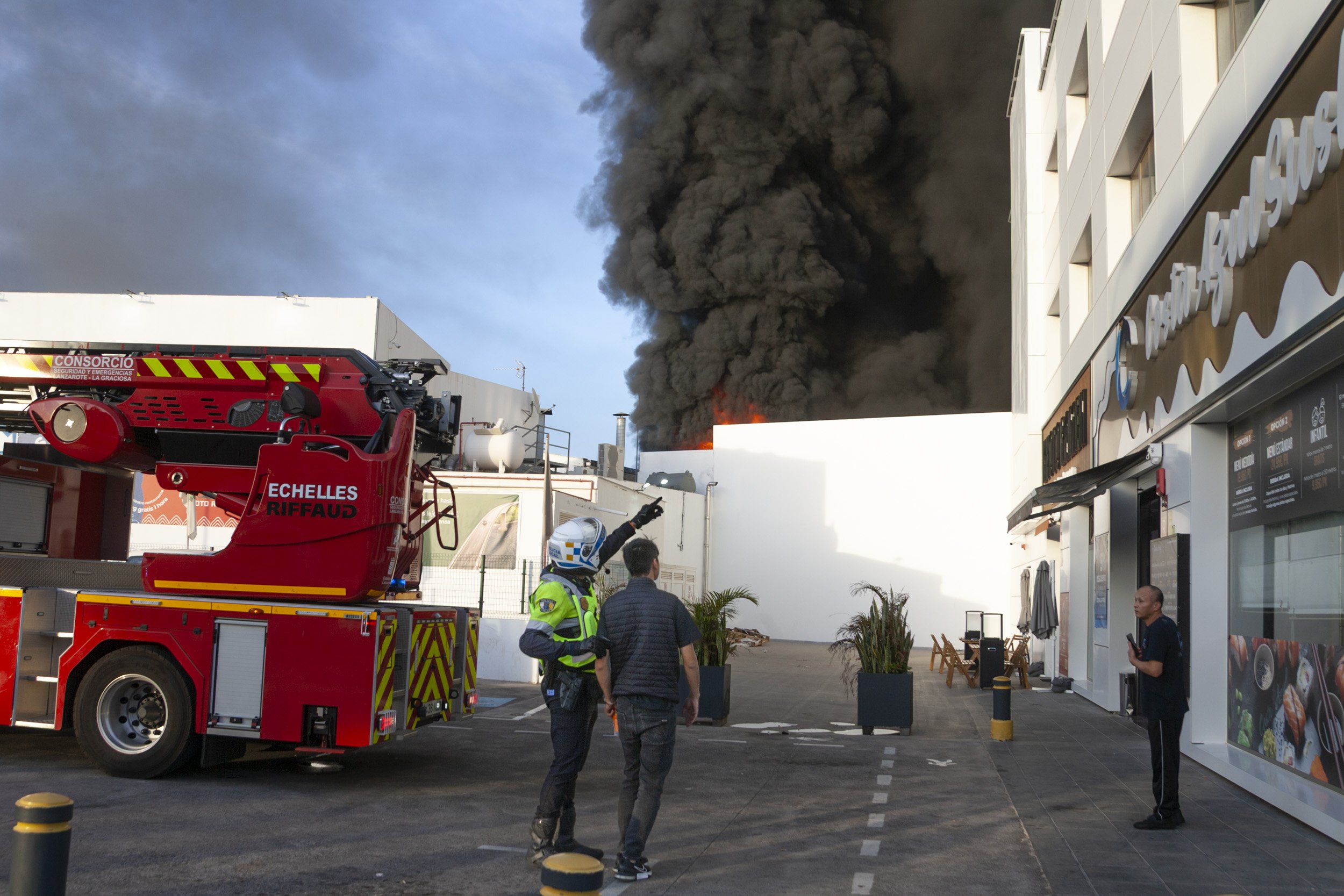Incendio de la nave de Lanzarote Bus (Fotos: Juan Mateos)