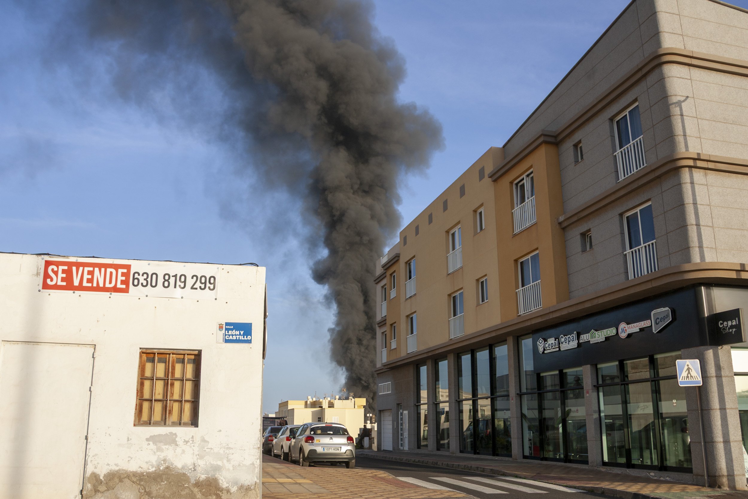 Incendio de la nave de Lanzarote Bus (Fotos: Juan Mateos)
