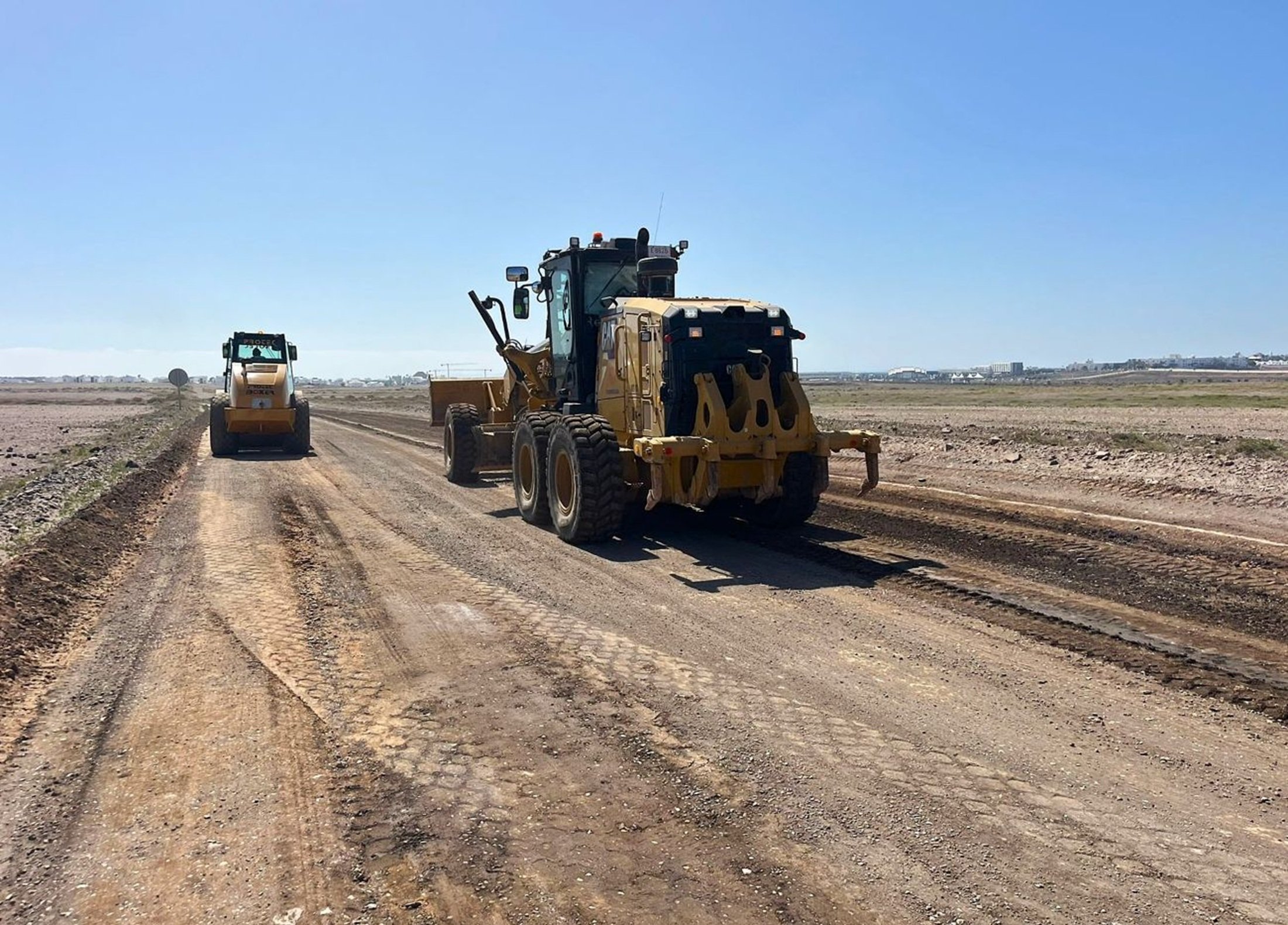 Maquinaria trabajando en el acceso a Papagayo