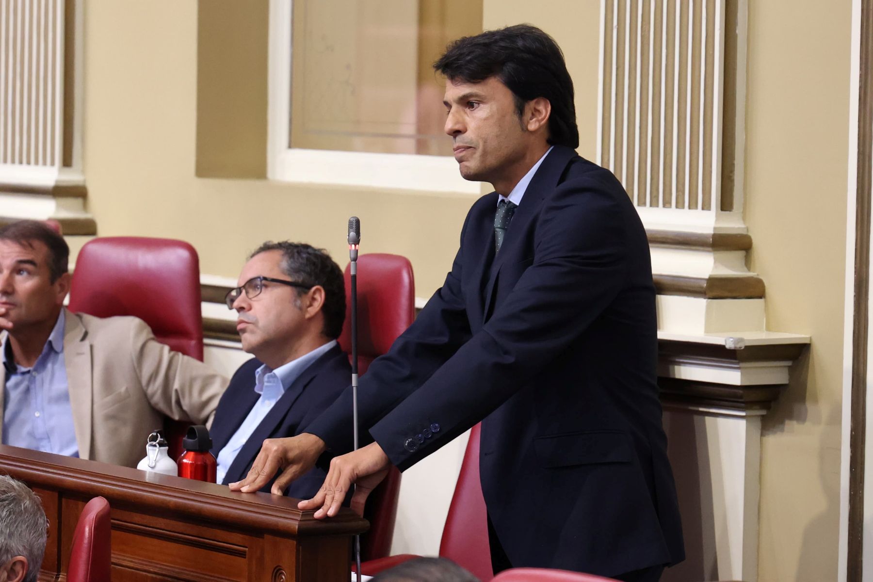 Marcos Bergaz (PSOE) durante su intervencioìn en pleno del Parlamento canario 